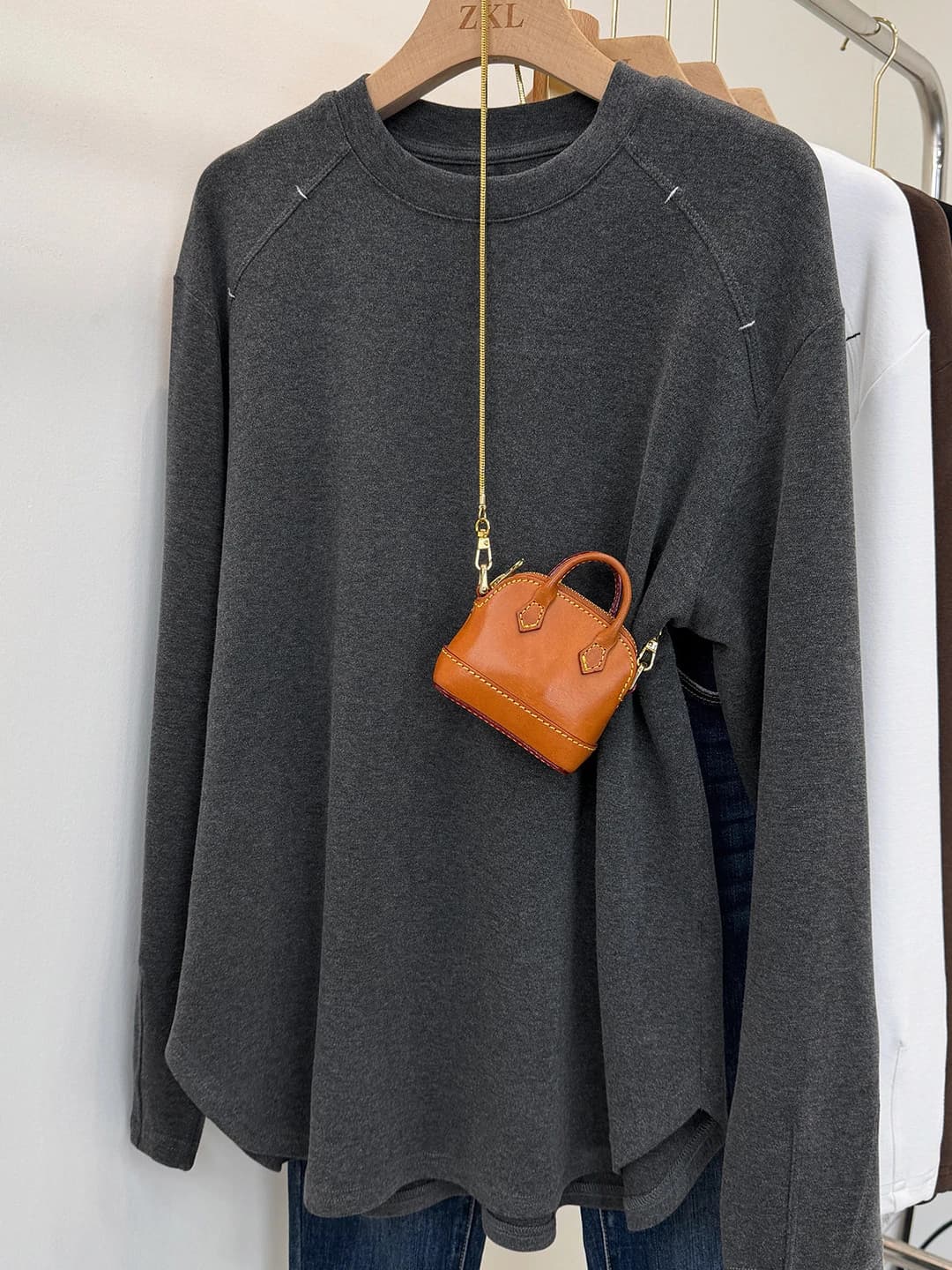 Women's stretch long-sleeve base top with crew neck, loose fit, mid-length