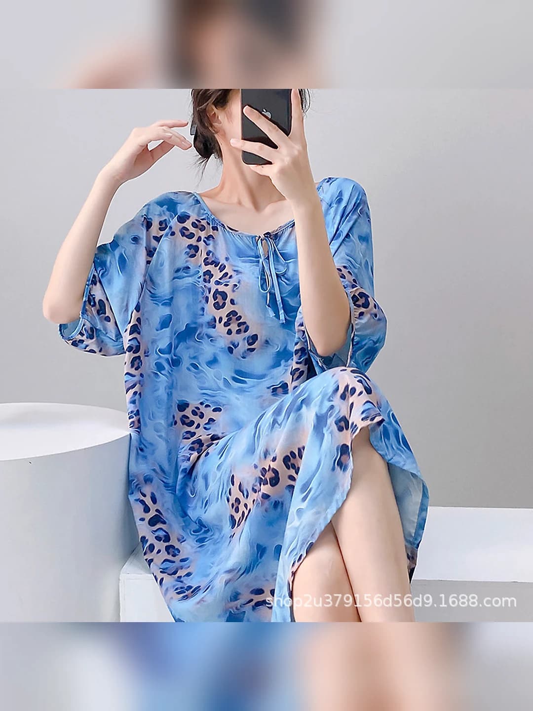 552 Leopard on blue