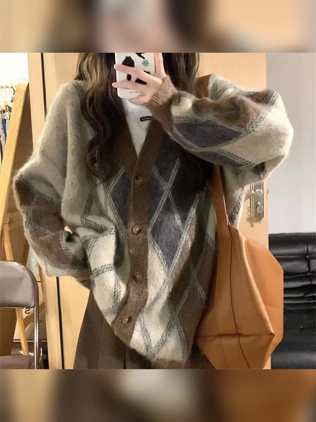 Ayollar uchun kuz-qishgi retro uslubdagi katak naqshli bo'sh (oversize) trikotaj kardigan, V-yoqali, uzun yengli, yopiq qo'lda yuviladigan