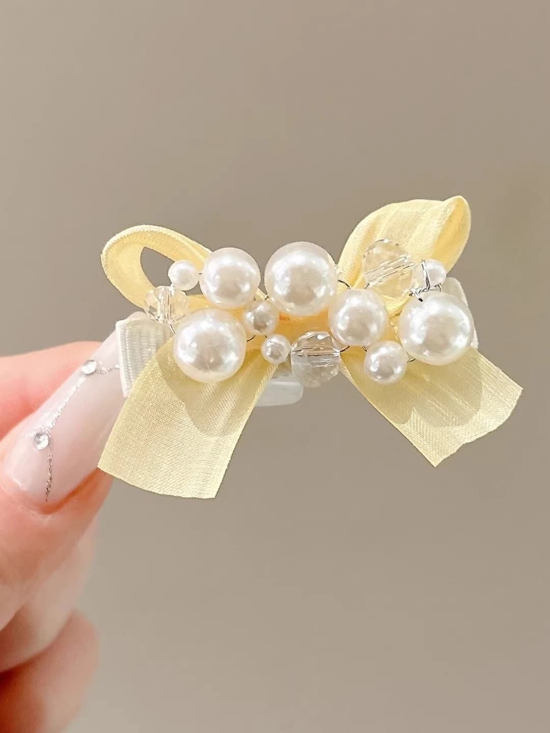 1# Yellow bow pearl (clip), ~4.8 cm