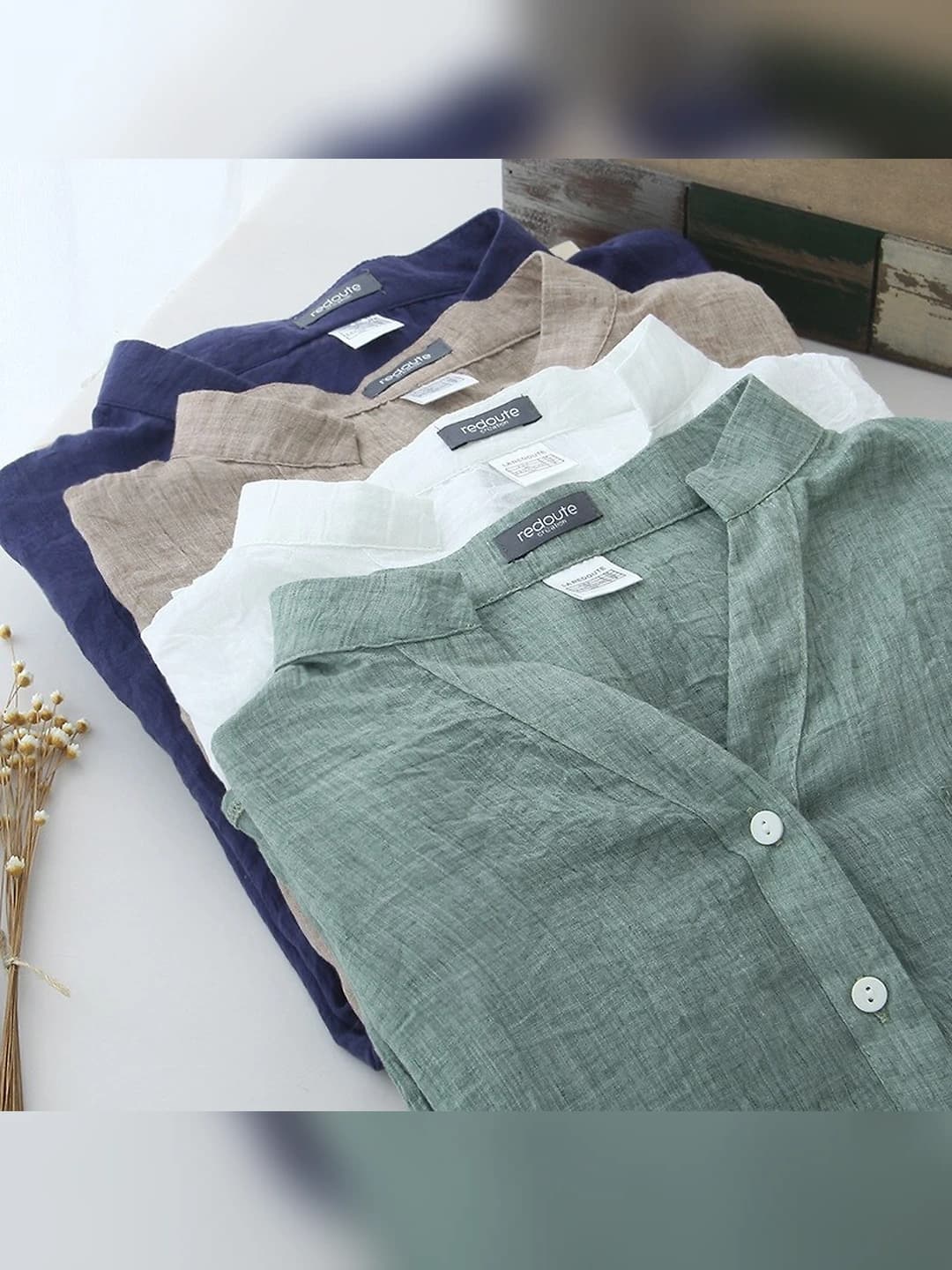 Ayollar uchun yozgi quyoshdan himoyalovchi, bo'sh (oversize) kesimli, tik yoqali, uch chorak yengli, bir rangli paxta-azor matoli ko'ylak-shirt