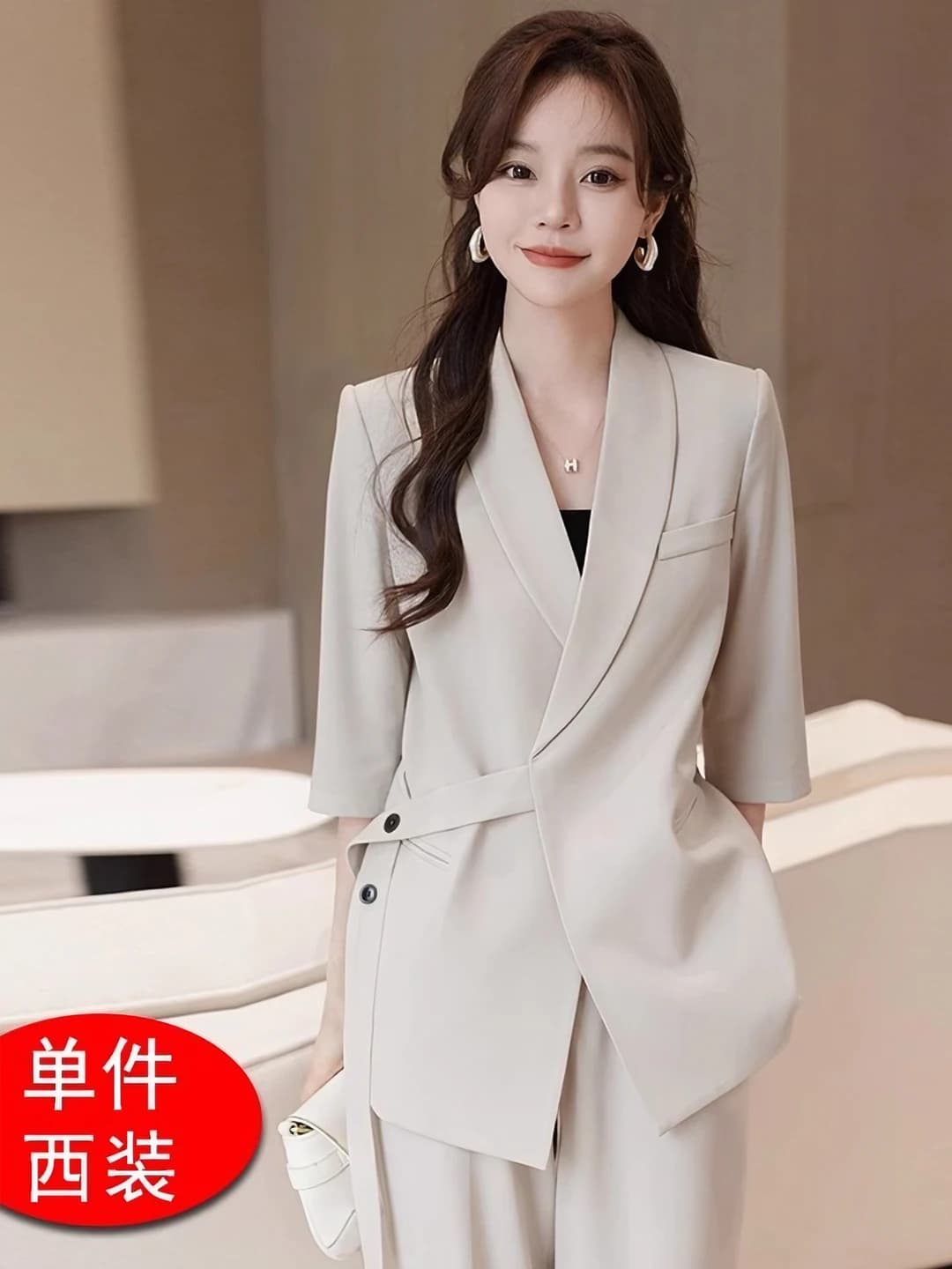 Short-sleeved off-white suit