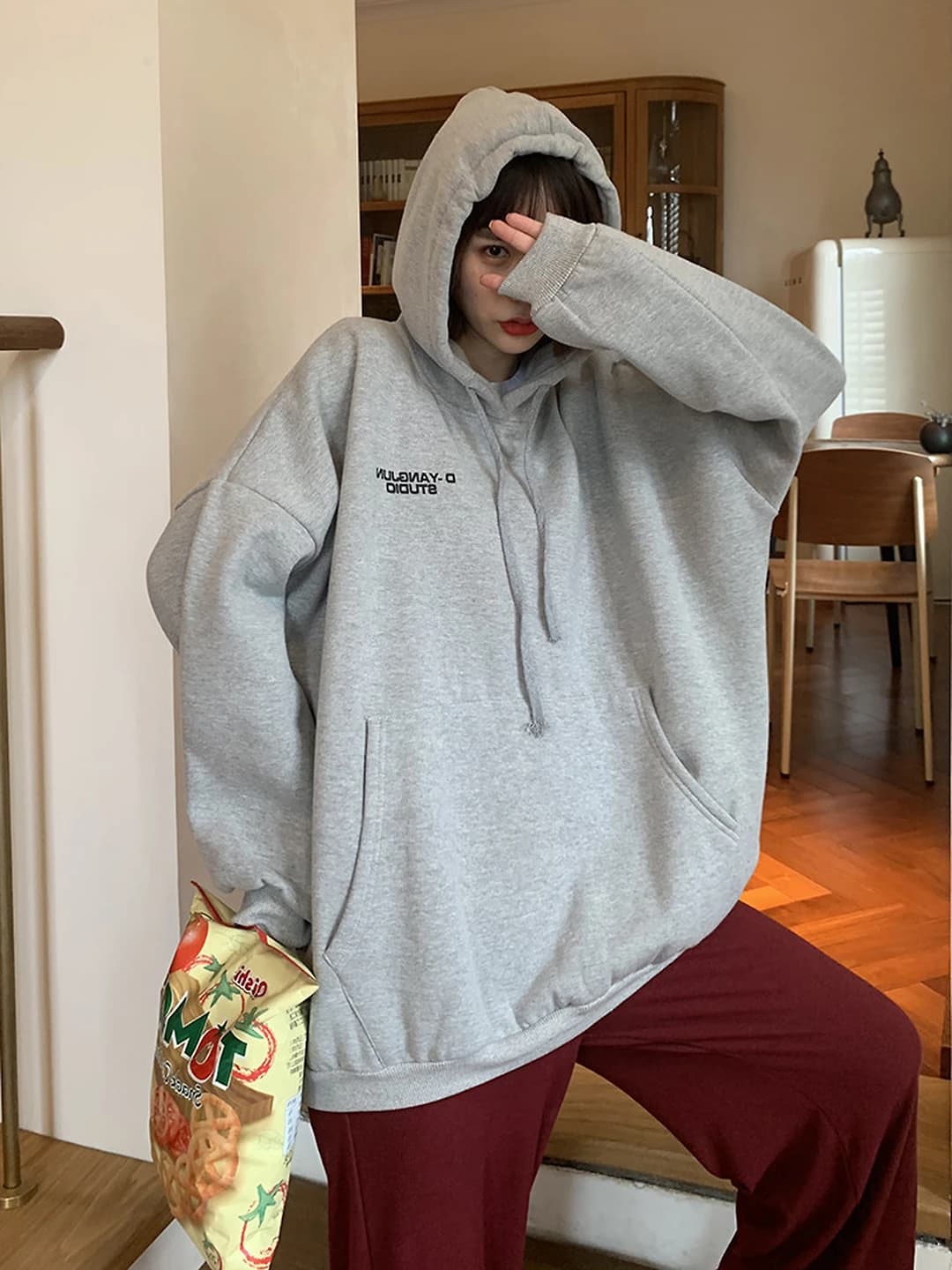 Ayollar uchun issiq astarli xudi, koreys uslubida, bosma naqshli, bo'sh (oversize) kesim, uzun yeng, o'rta-uzun, kundalik