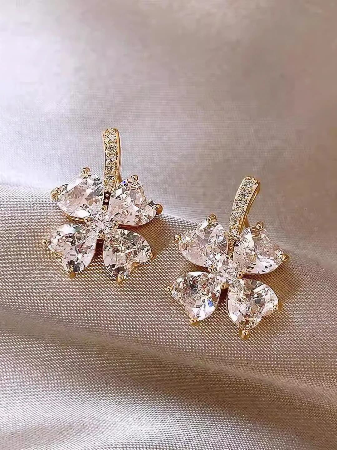 4# Sparkling Clover Studs - A687 Gold