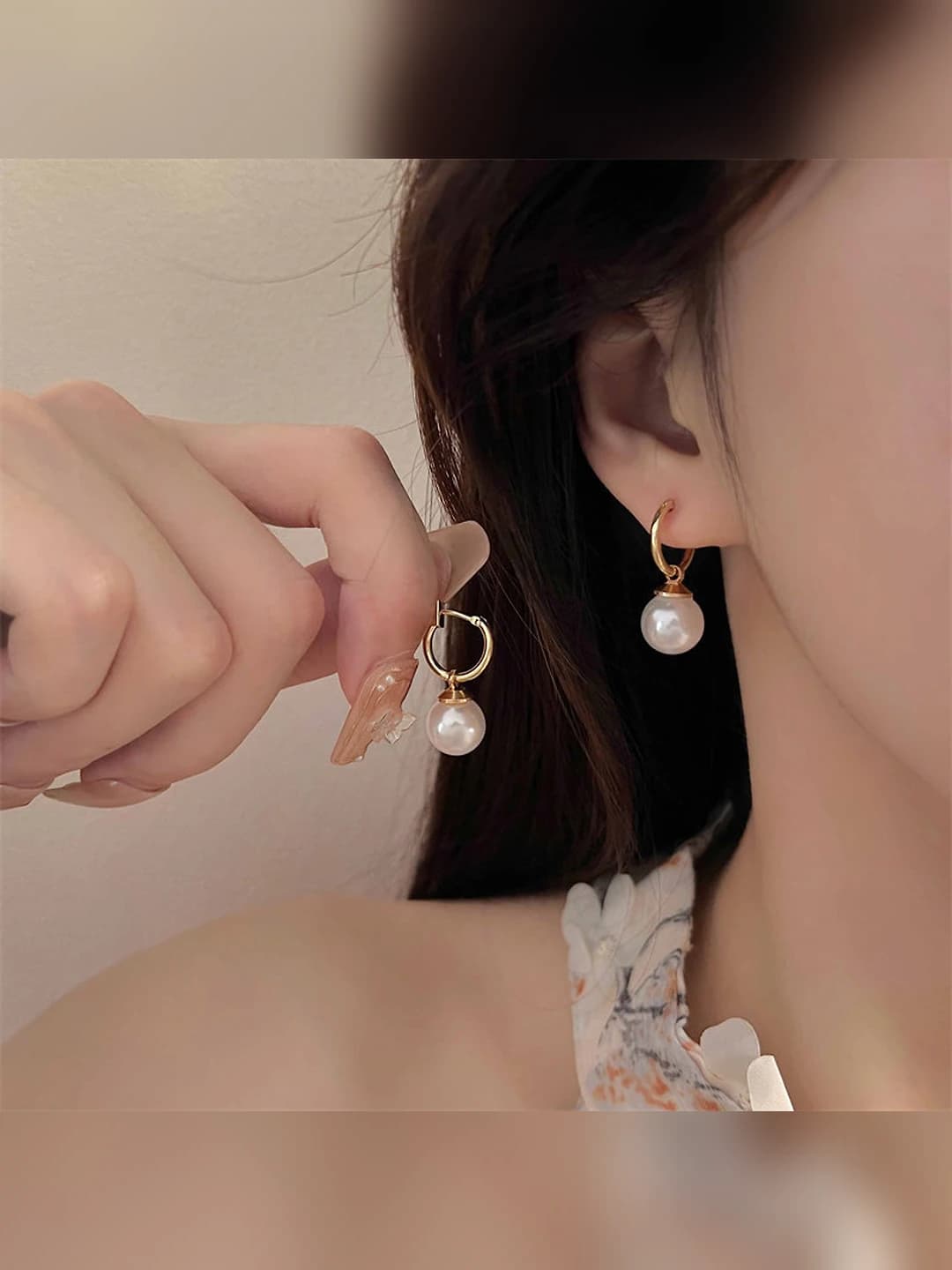 Pearl earrings, gold