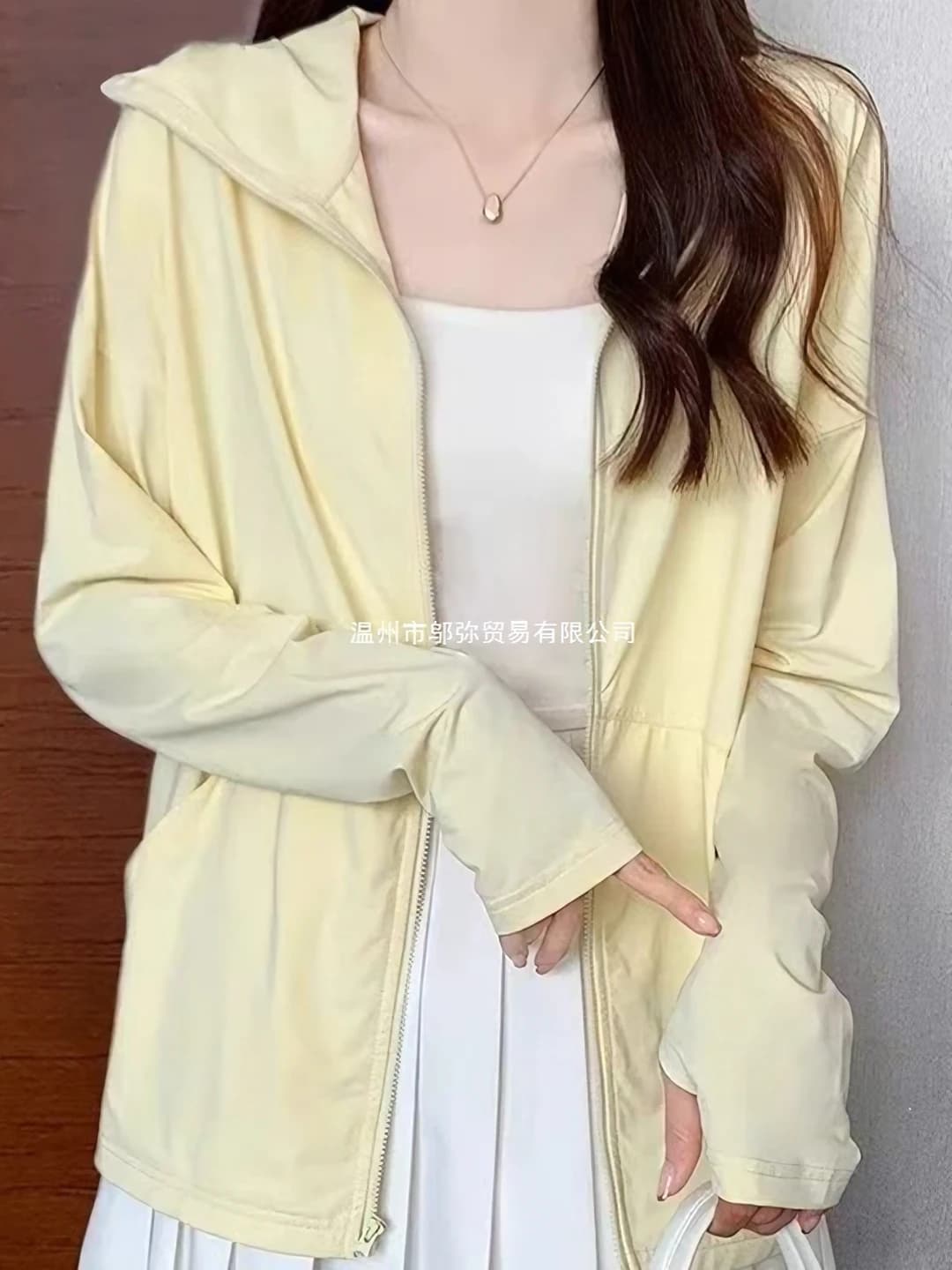 Ayollar uchun yozgi quyoshdan himoyalovchi, havo o'tkazuvchan, yupqa, bo'sh (oversize) muz-ipak mato yengsiz ustki kiyim (kurtka)