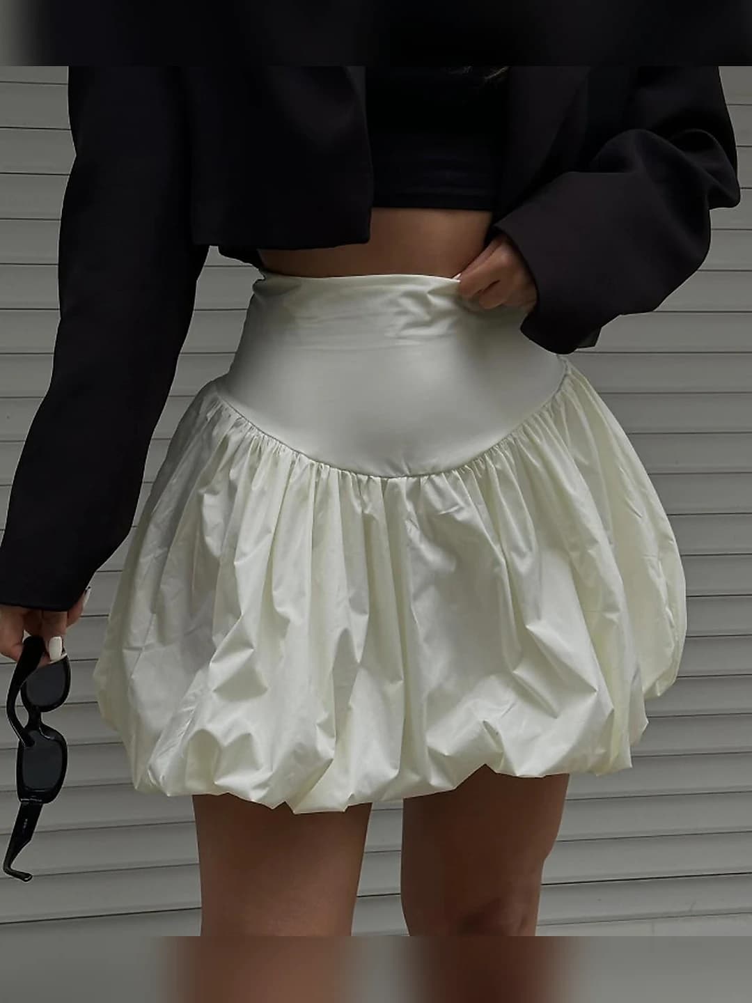 Ayollar uchun bir rangli, tanaga yopishgan, nozik ko'rsatadigan kalta yubka, 3D dizayn elementi, streetwear uslubi