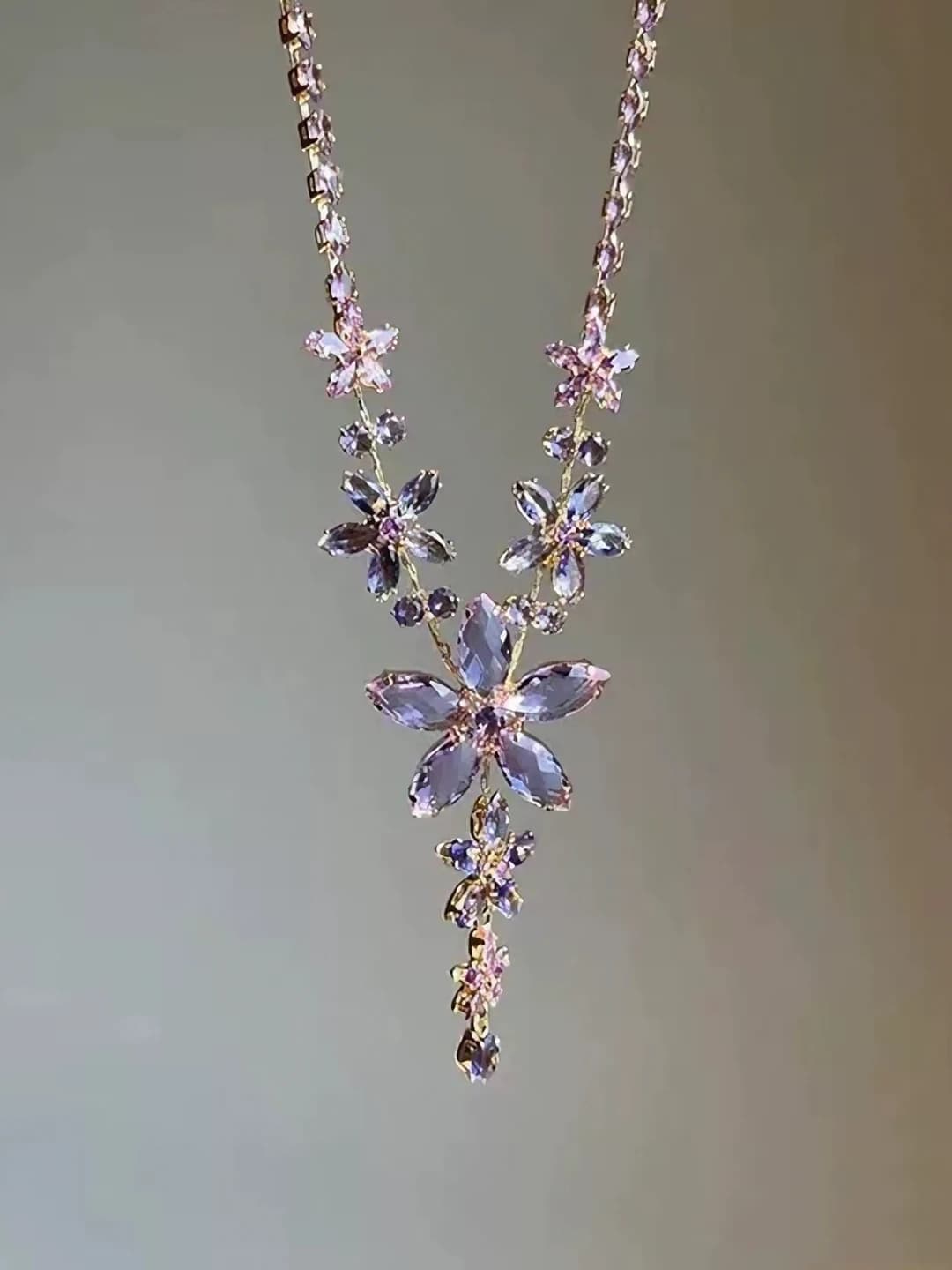 Binafsha gullar zanjiri