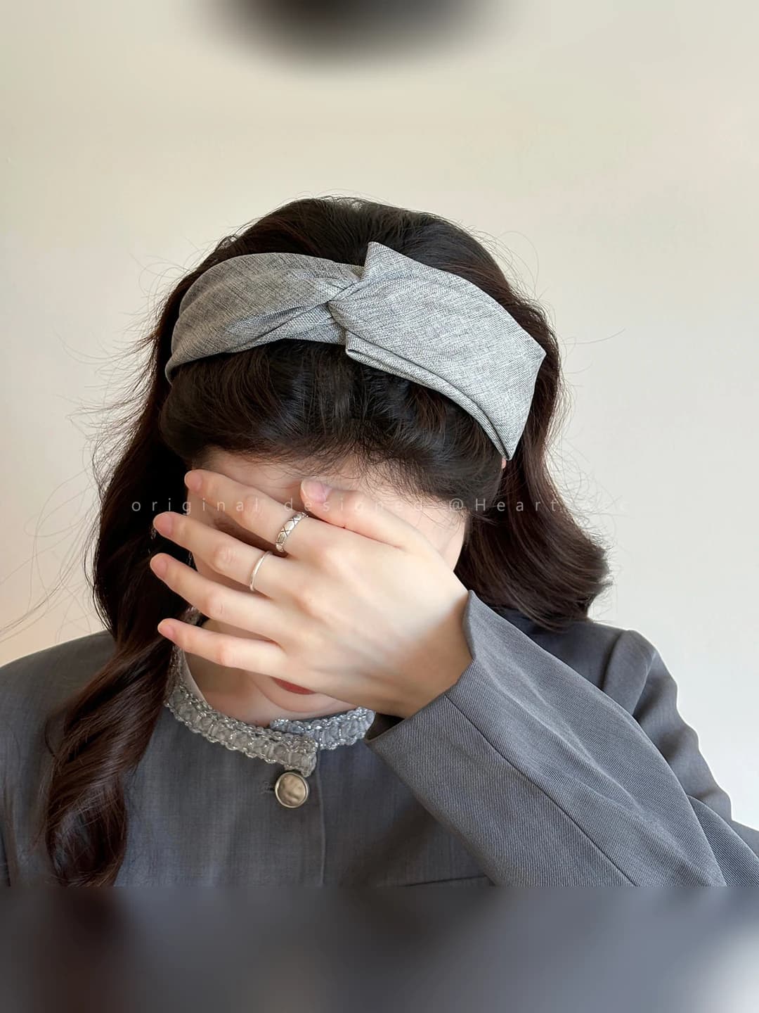 Kulrang Chanel uslubidagi soch toji
