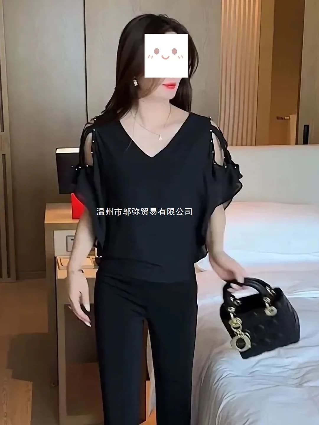 Ayollar uchun yelkalari pastga tushirilgan top: V-yoqa, kalta yeng, bo'sh (oversize) va nozik ko'rsatadigan