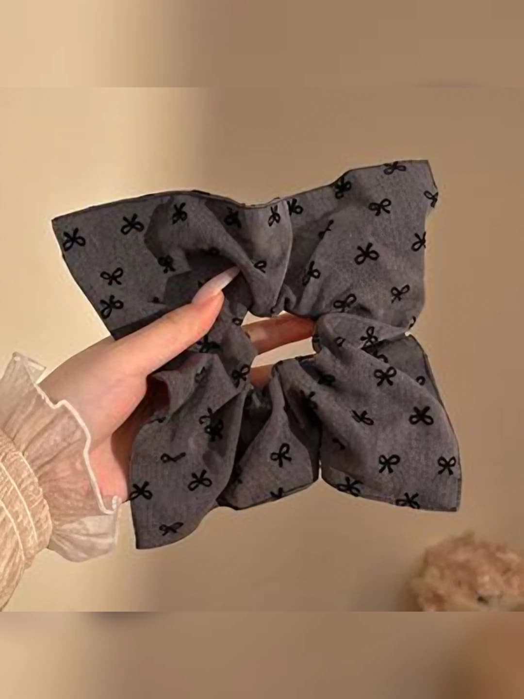 Серый бант квадрат 22 см