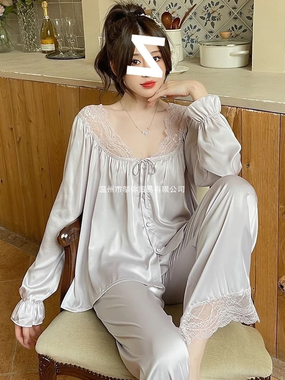 Ayollar uchun bahorga mo'ljallangan uzun yengli, yupqa muz-ipak mato va dantelli pijama to'plami