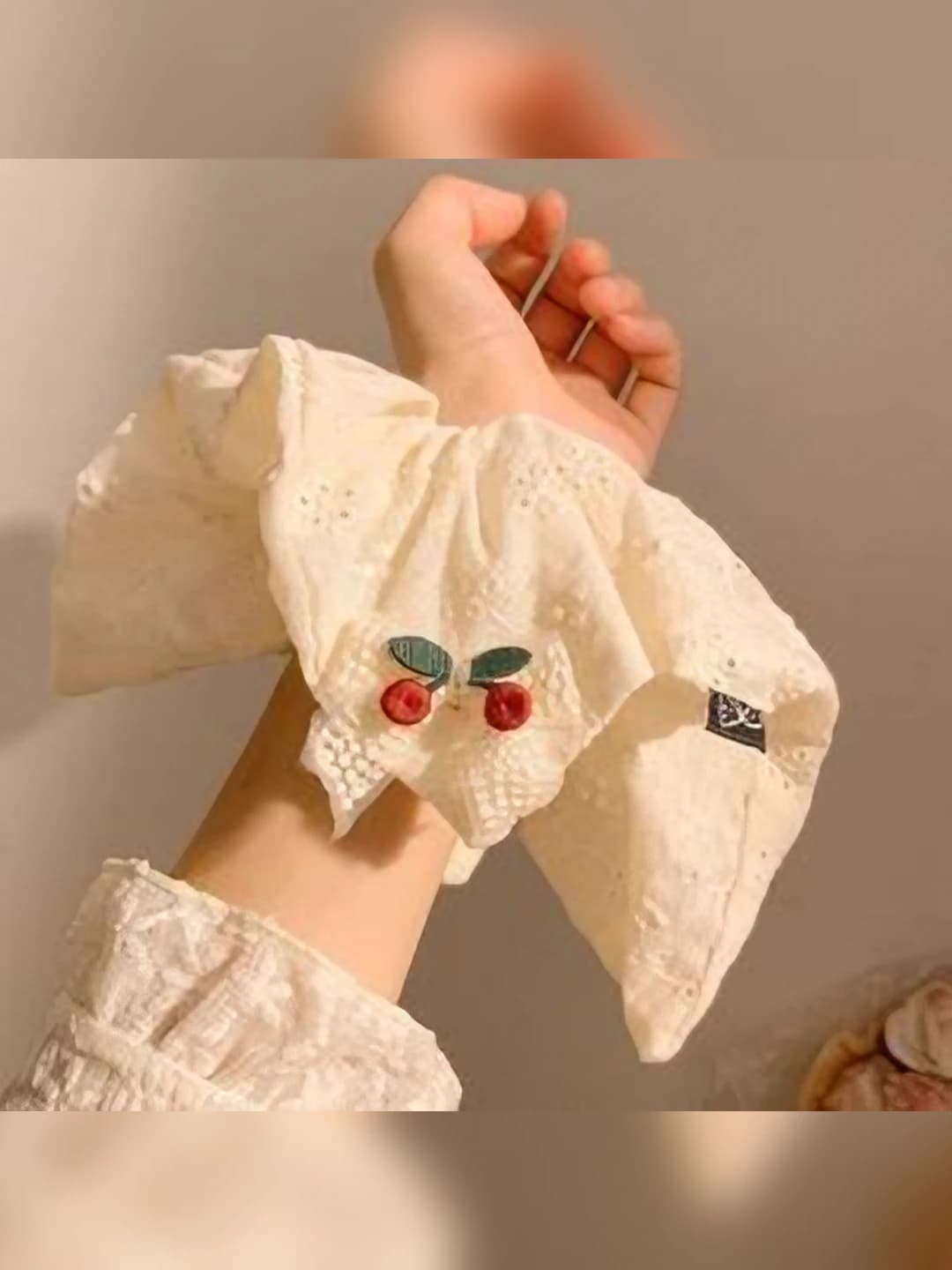 Белый с сердцем и вишней, 12 см