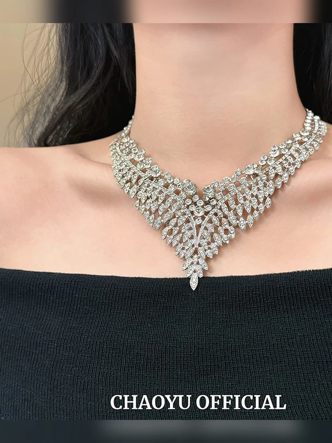 Серебряное ожерелье с листьями и бриллиантами