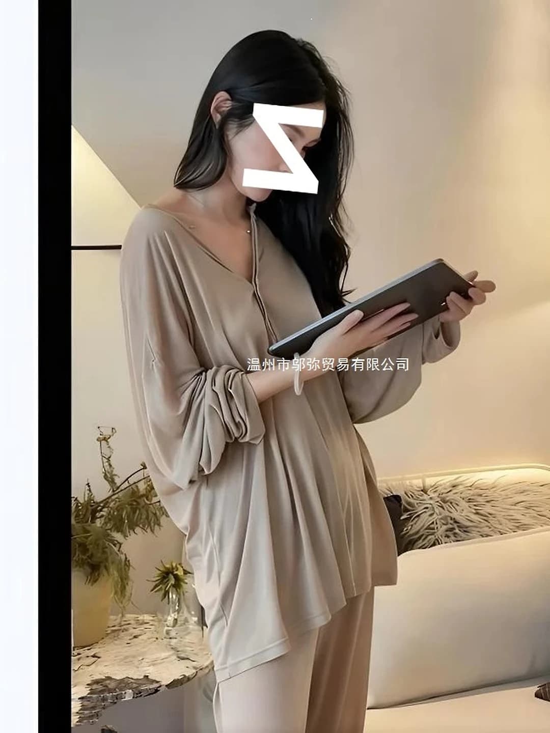 Ayollar uchun bahor uchun mo'ljallangan, nozik ko'rsatadigan, bo'sh (oversize) kesim, uzun yengli, yopiq yoqali, bir rangli, namni yutib chiqaradigan uy kiyimi to'plami (ko'k va shim)