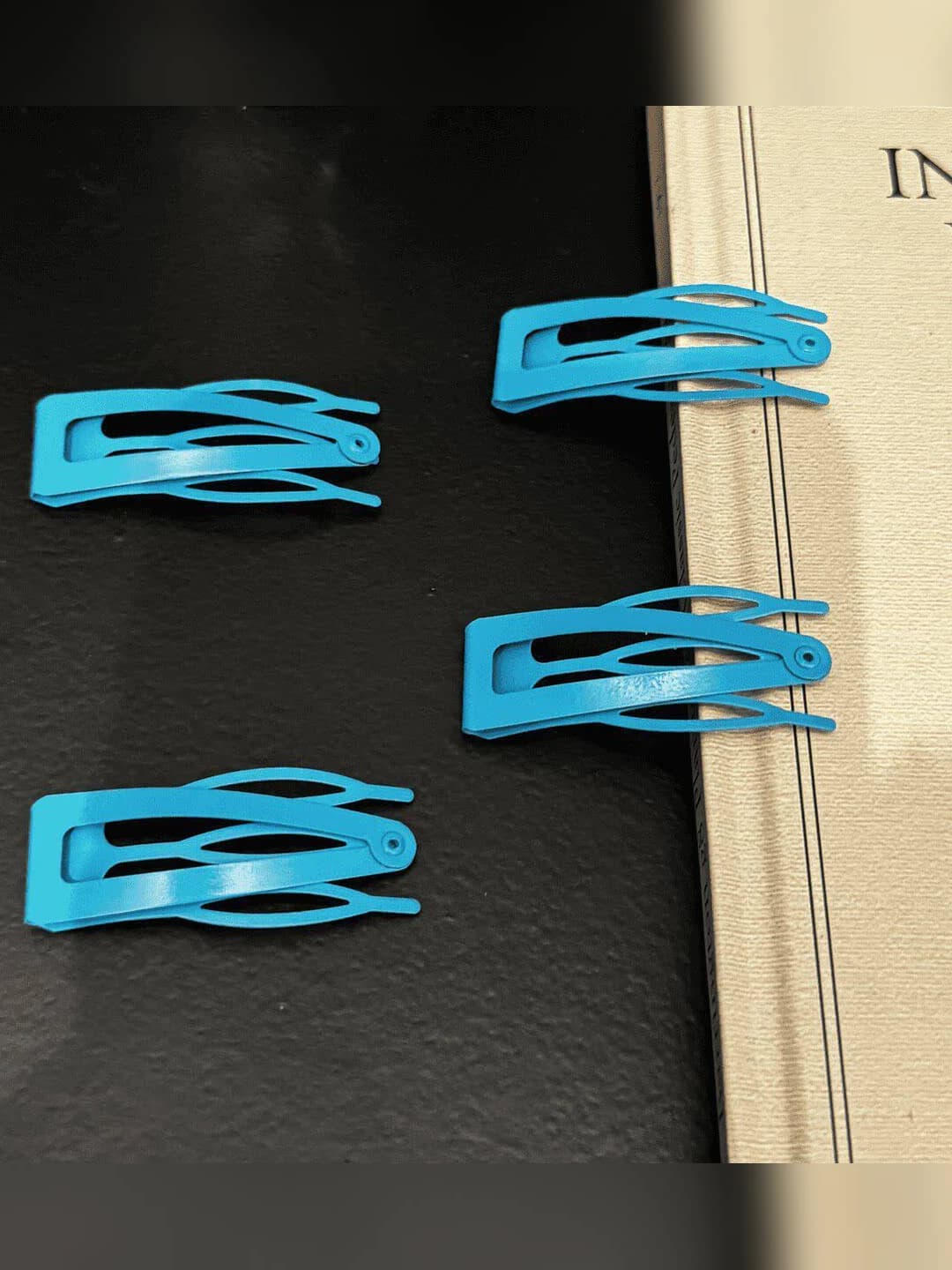 4 blue clips