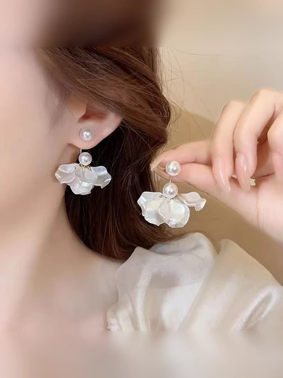 White pearl petal earrings 1 pair