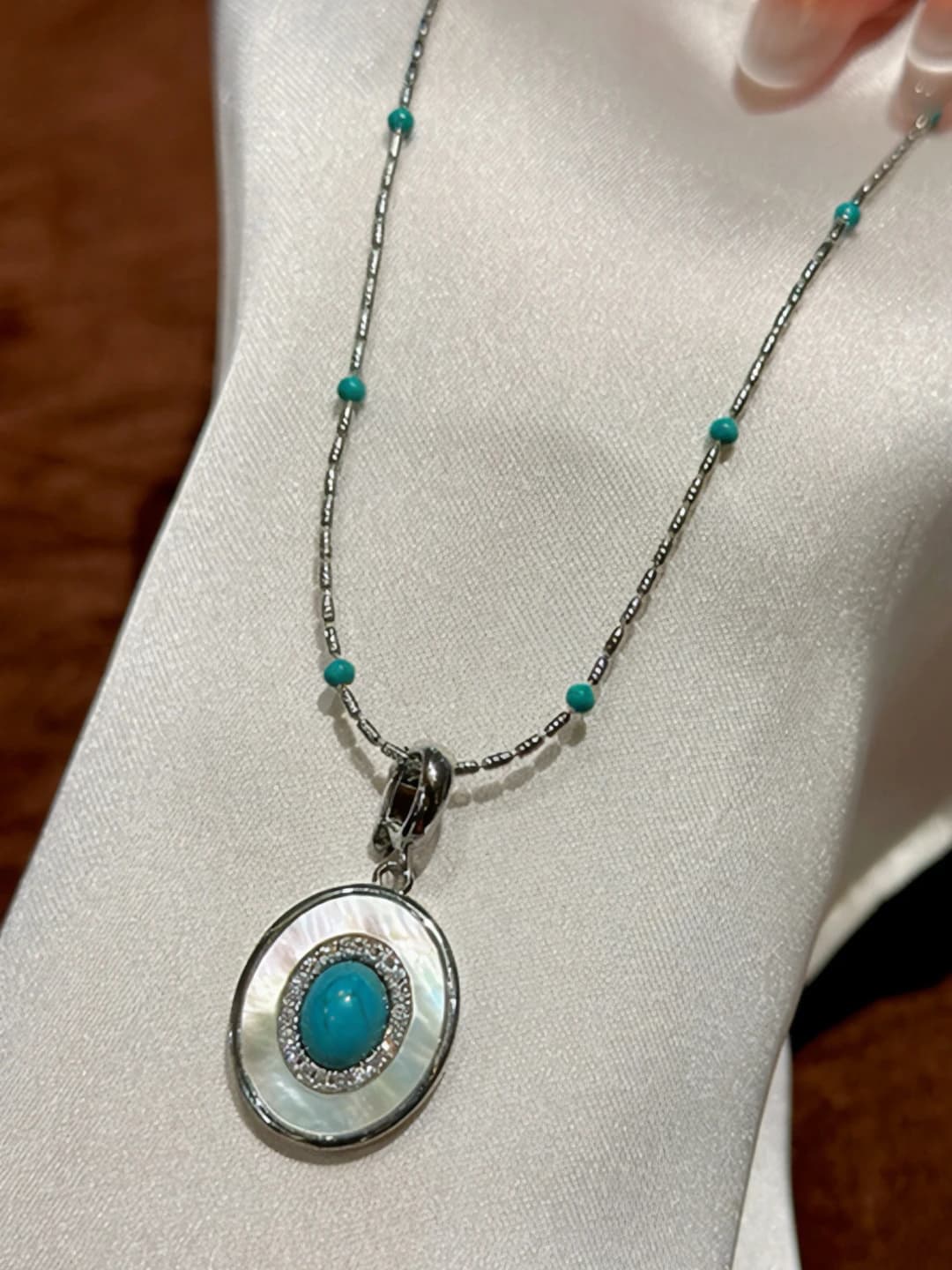 Women's oval mother-of-pearl pendant necklace with zircon, light luxury style, geometric design element