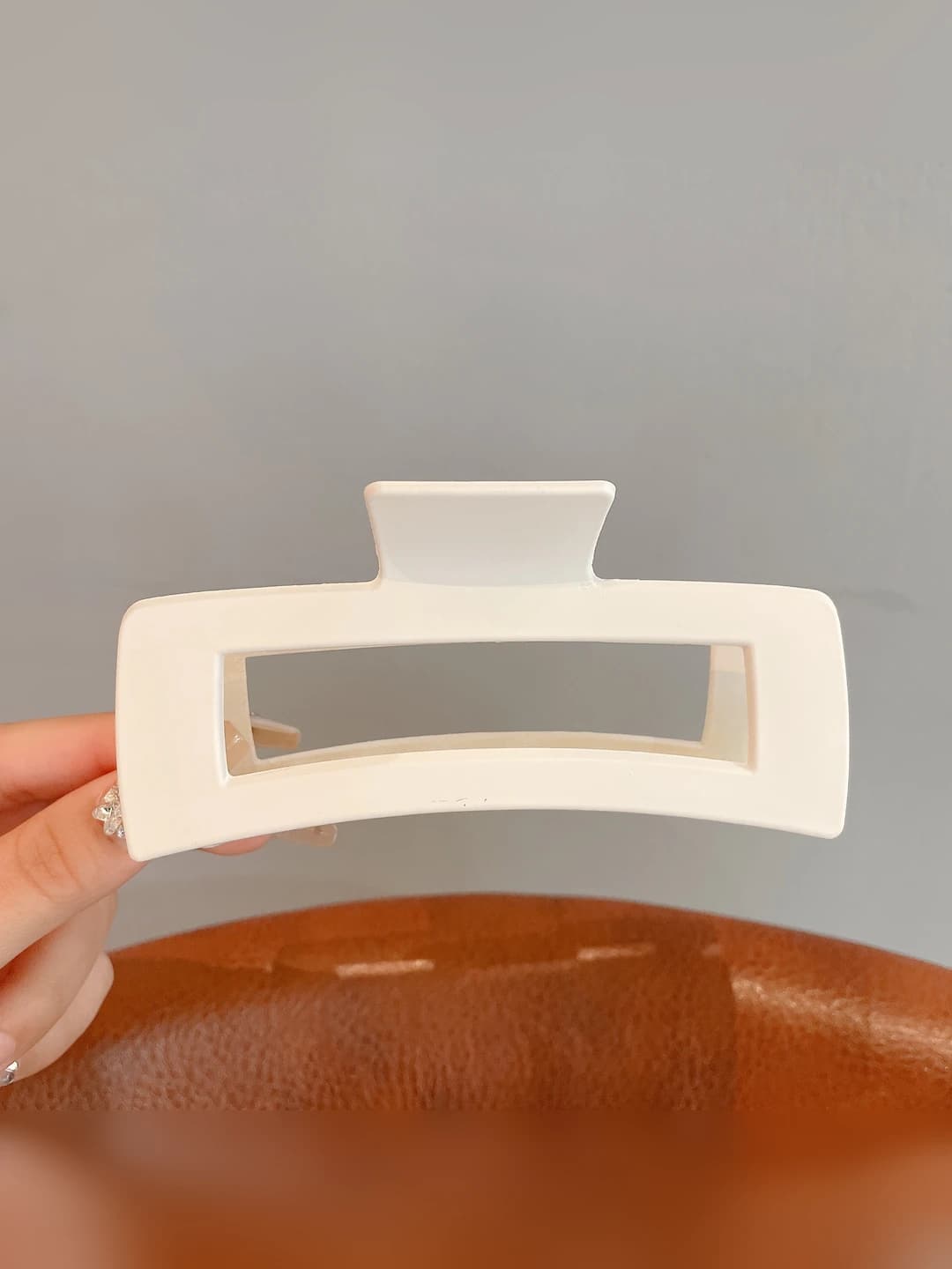 53# Extra large off-white square clip 13 cm