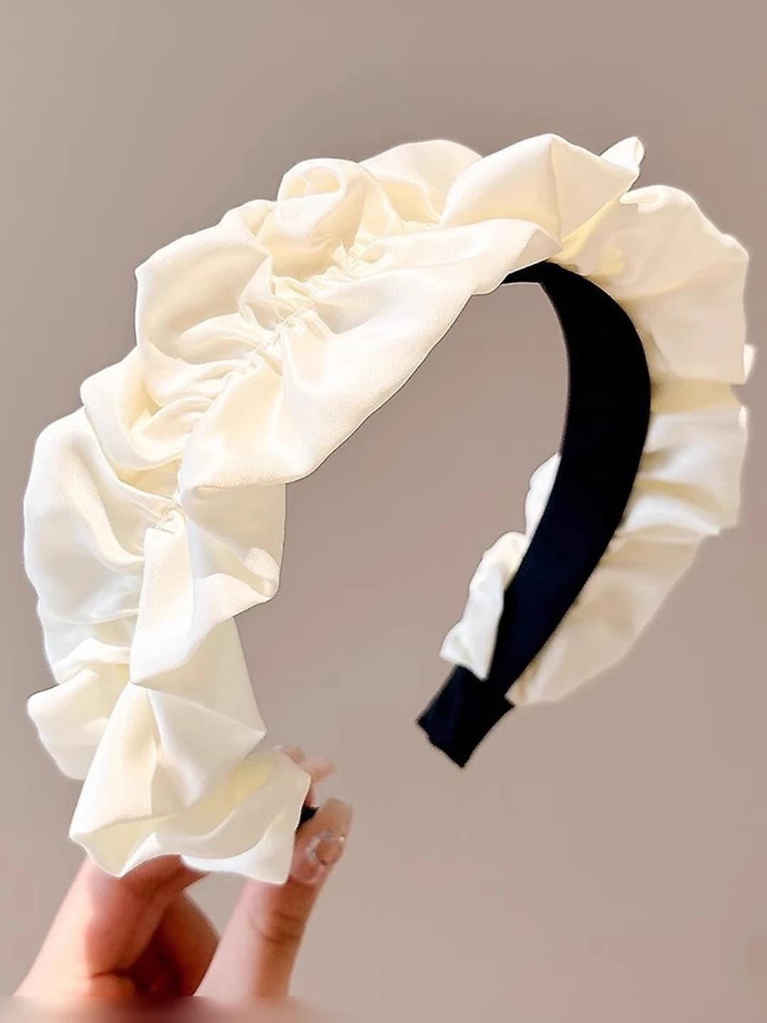 Ruffled white (large)