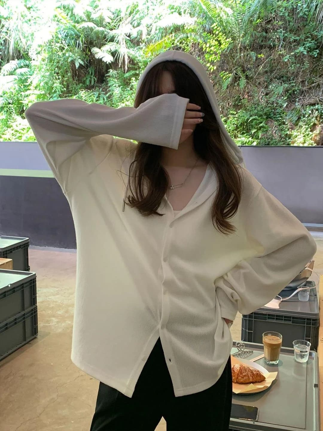 Ayollar uchun yupqa, uzun yengli, fermuarli, bo'sh (oversize) trikotaj kardigan (quyoshdan himoyalovchi ustki kiyim)