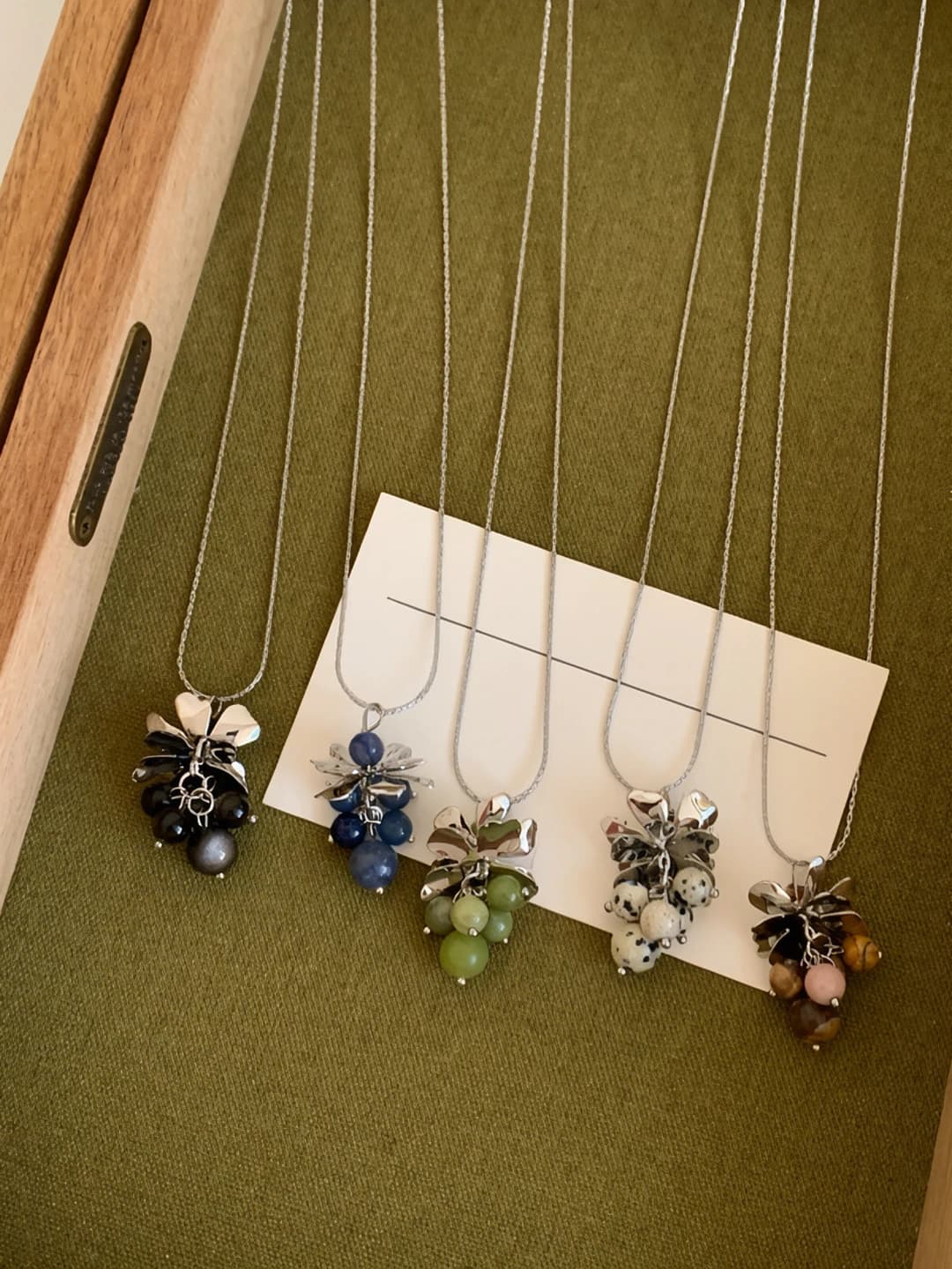 Women's retro natural stone and grape flower pendant necklace, simple and fashionable, versatile, unique design