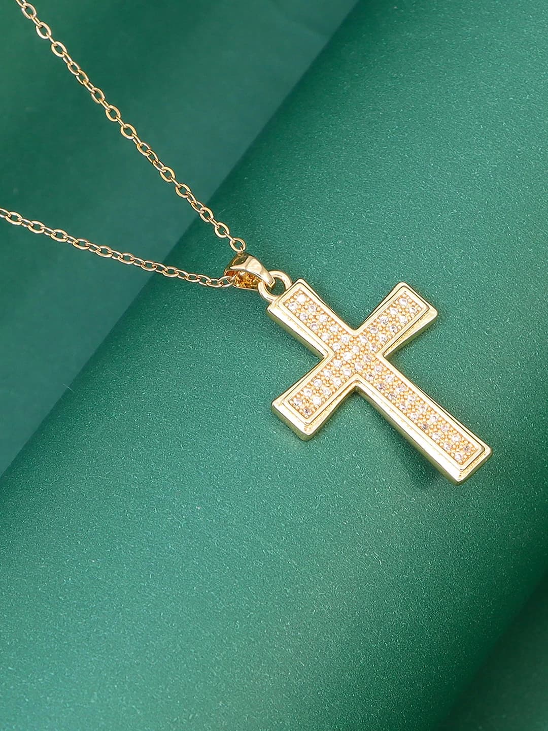 Women's cross pendant necklace with zirconia, chain