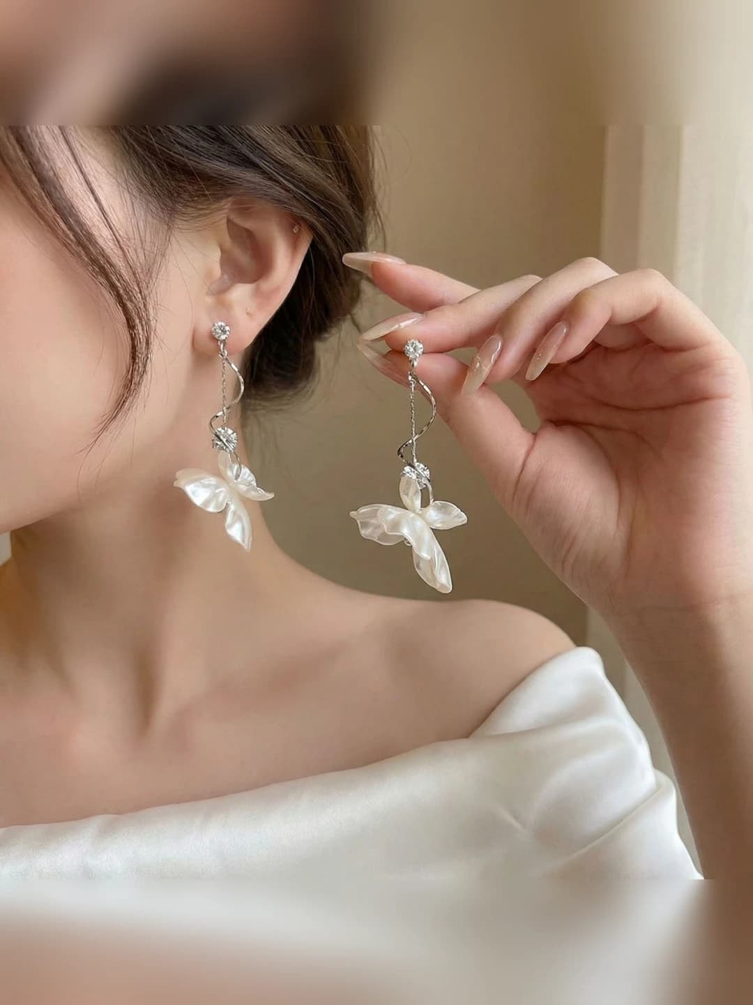 1# White iris diamond earrings