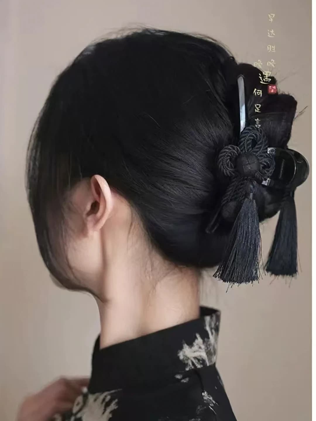 Rumong-Ing: Black tassel clip