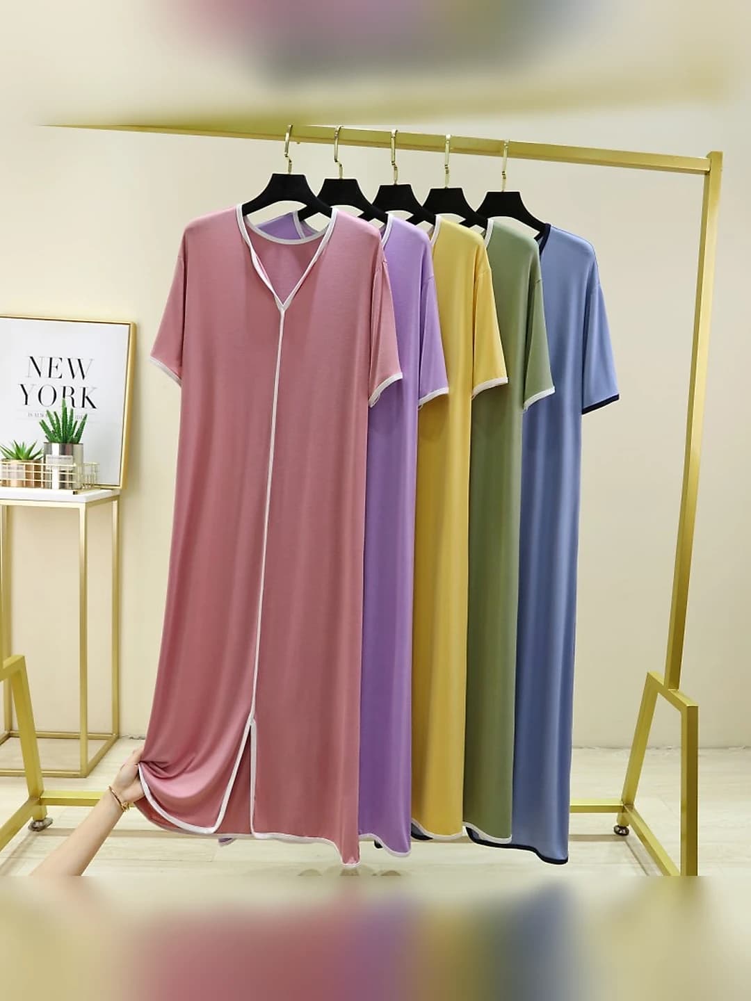 Ayollar uchun yozgi yupqa modal tungi ko'ylak, qaytarma yoqa, kalta yeng, o'rta-uzun, bo'sh (oversize) uy kiyimi