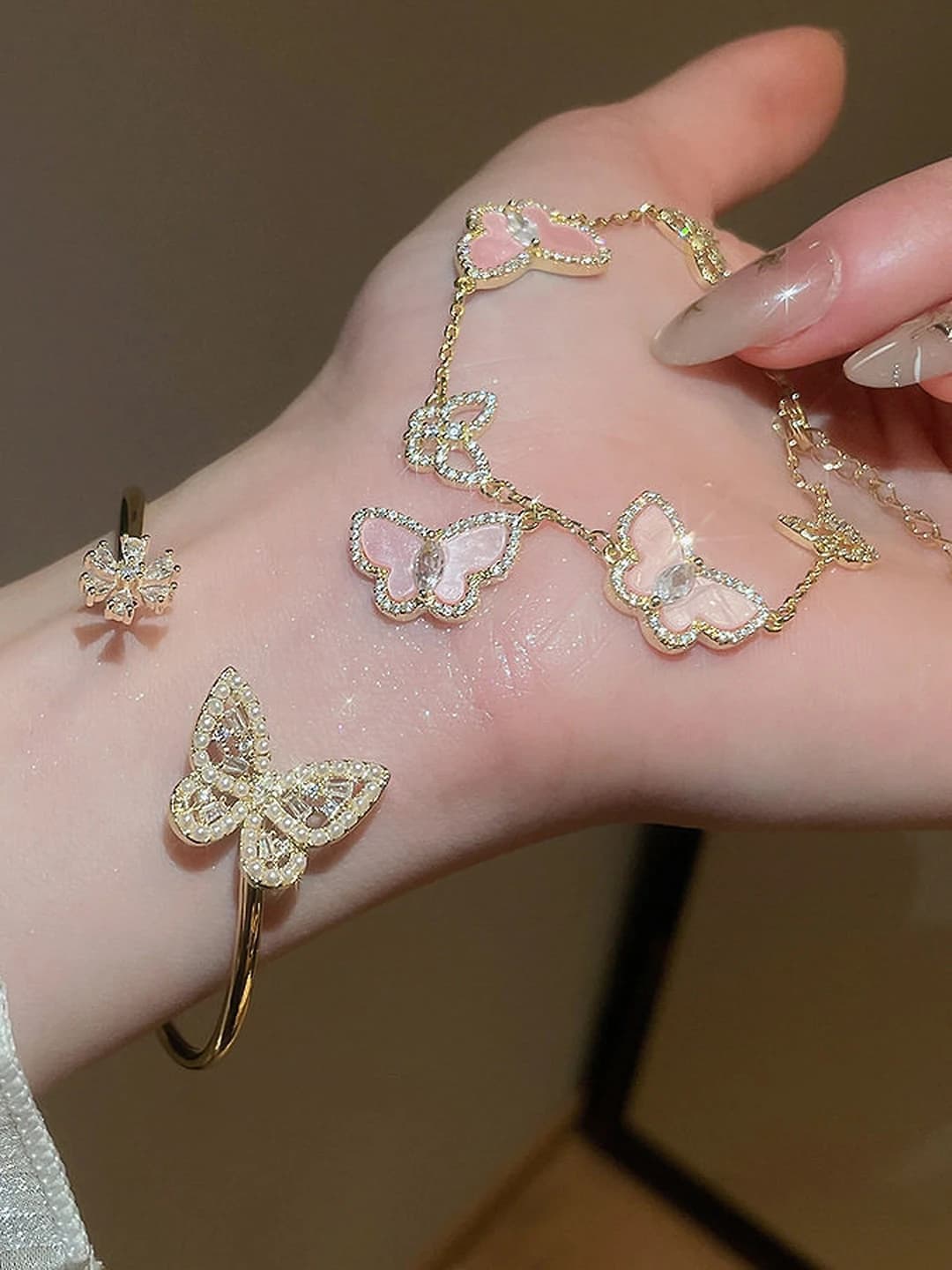 Women's bracelet with zircon flowers, faux pearls and butterflies