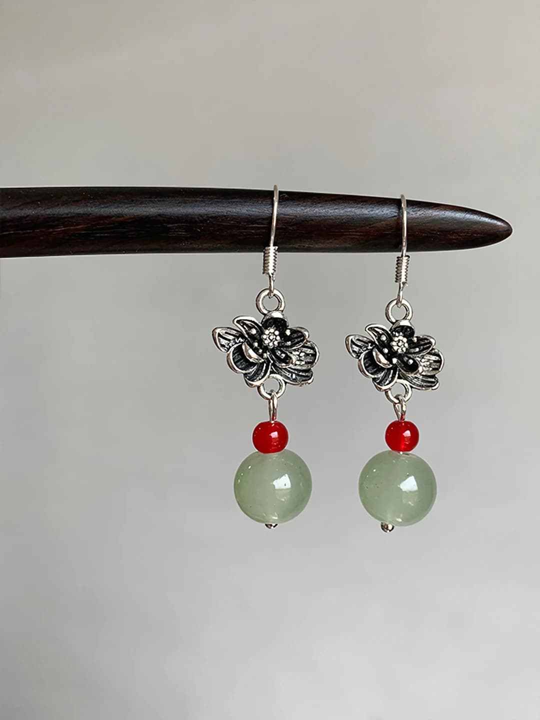 Women's drop earrings with tassels in ethnic style, geometric shape, white lotus flower motif, made of glass and glazed glass, retro style