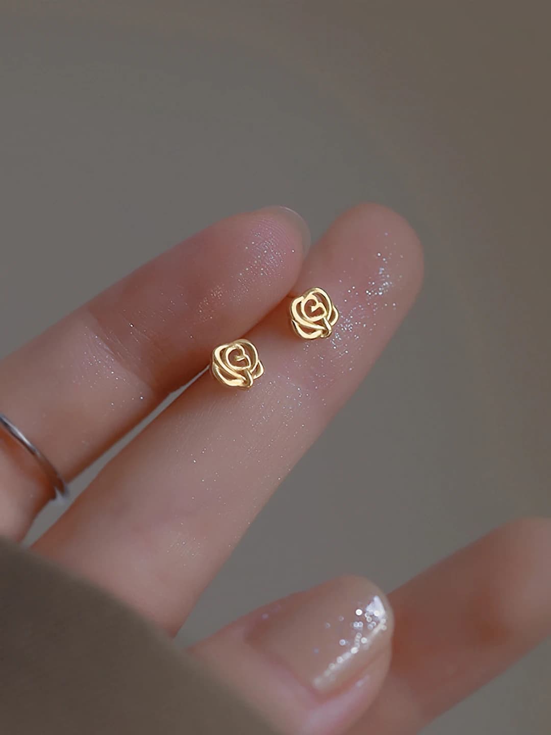 39# Small stud - Gold rose