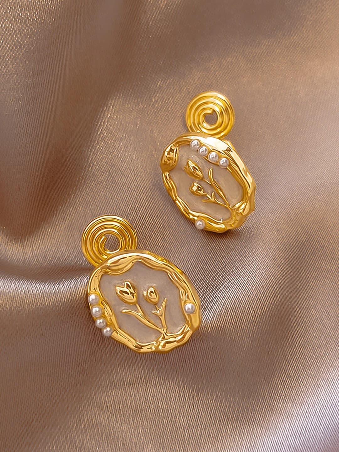 Spiral ear clips