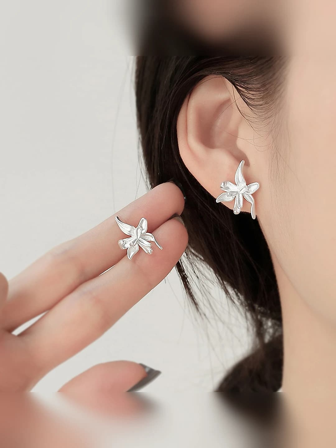 Women's flower stud earrings with iris design, French style, light luxury, for round face