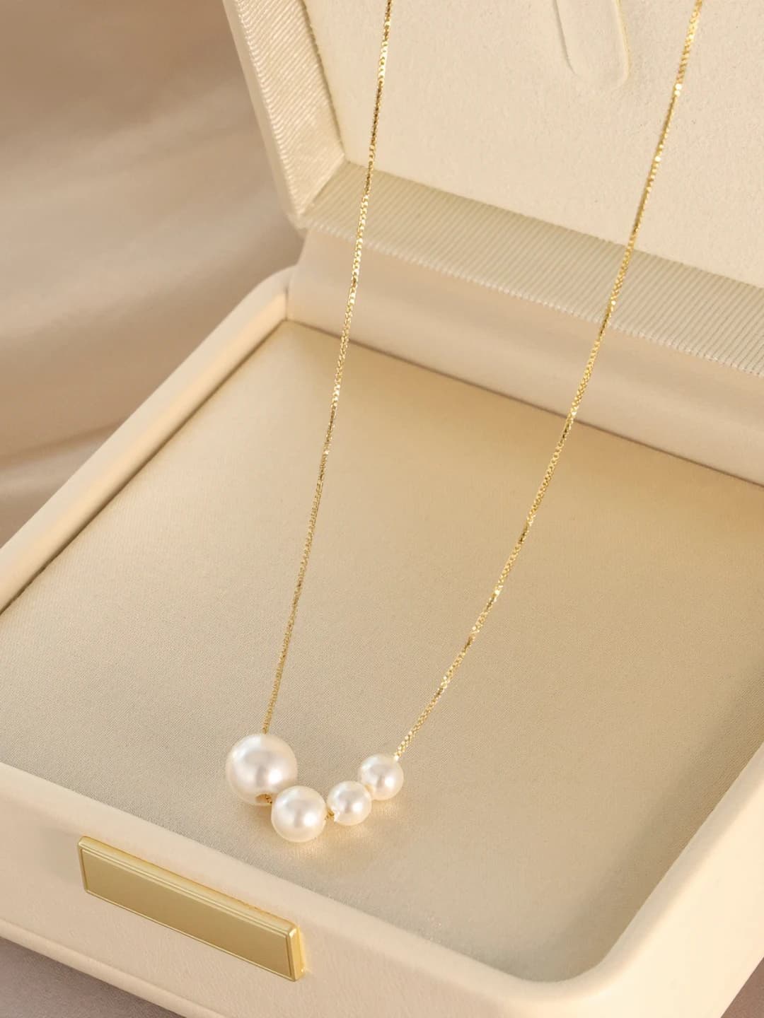22# Imitation pearl necklace