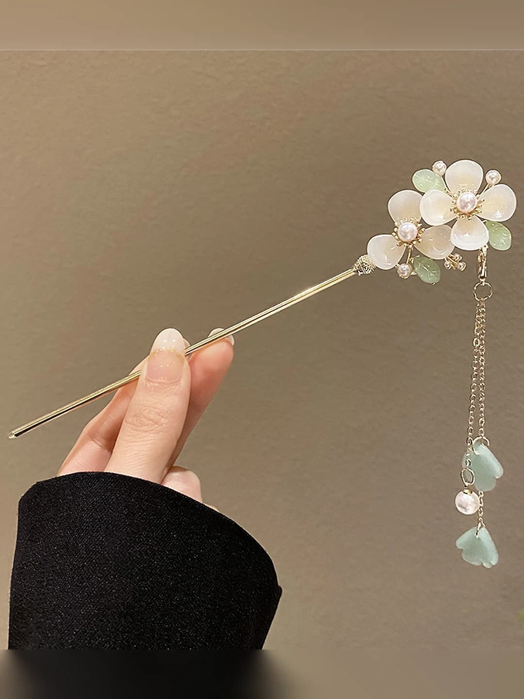 Classic white flowers tassel