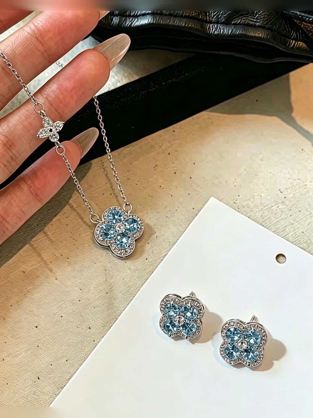 Women's zircon set: earrings and necklace with floral pattern