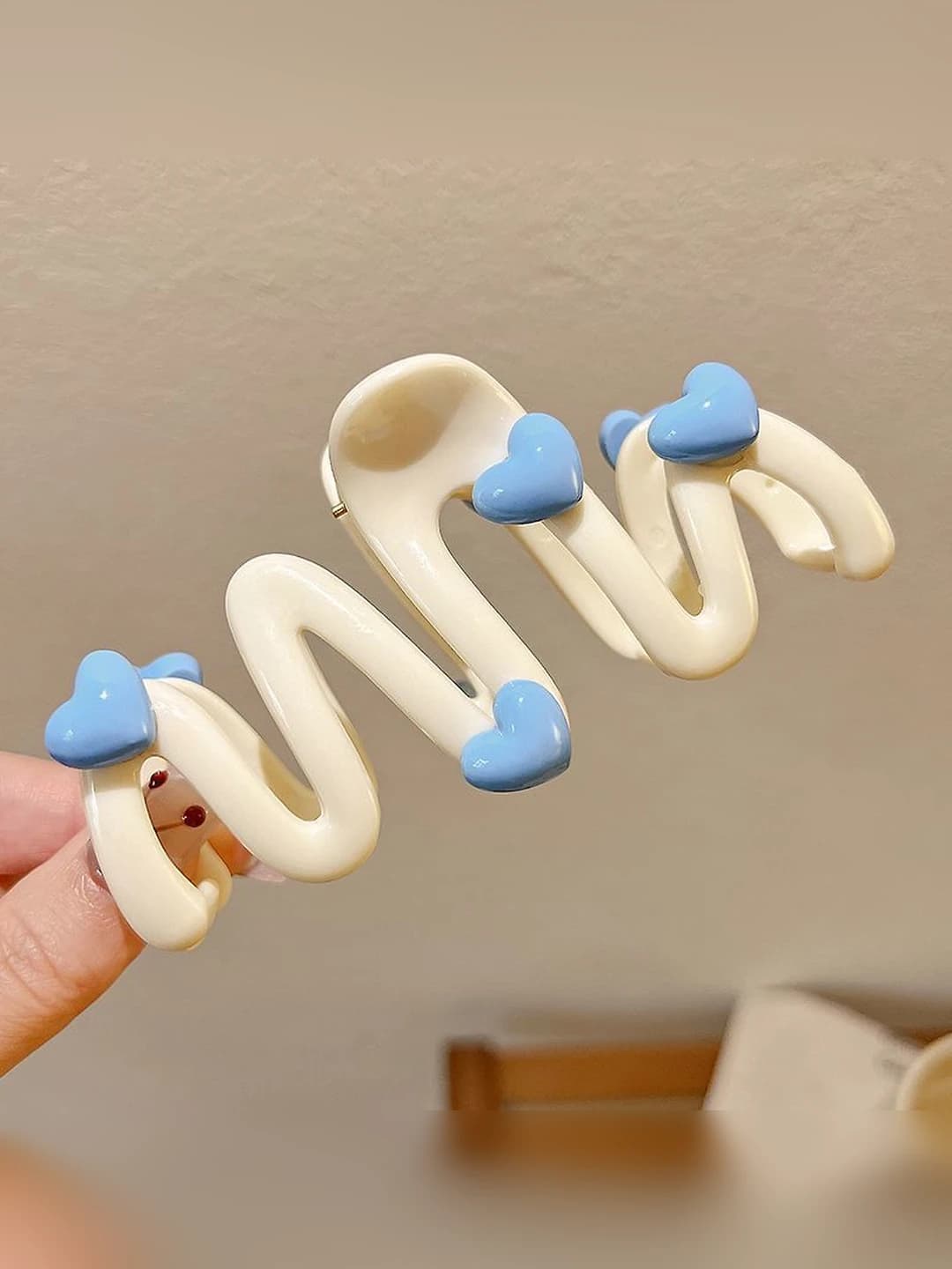Beige heart wave hair clip 10.5 cm
