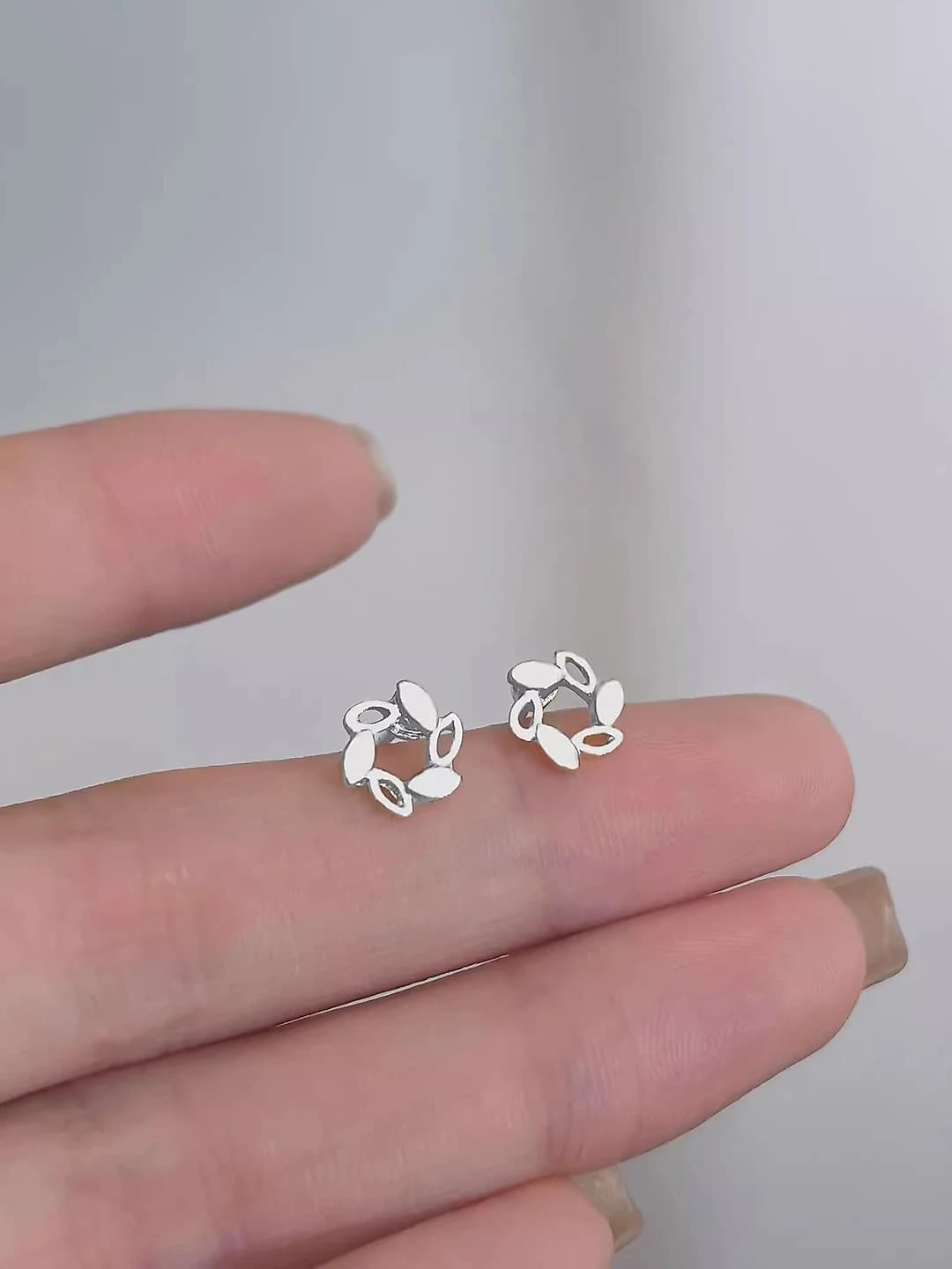 35# Small stud - Floral wreath