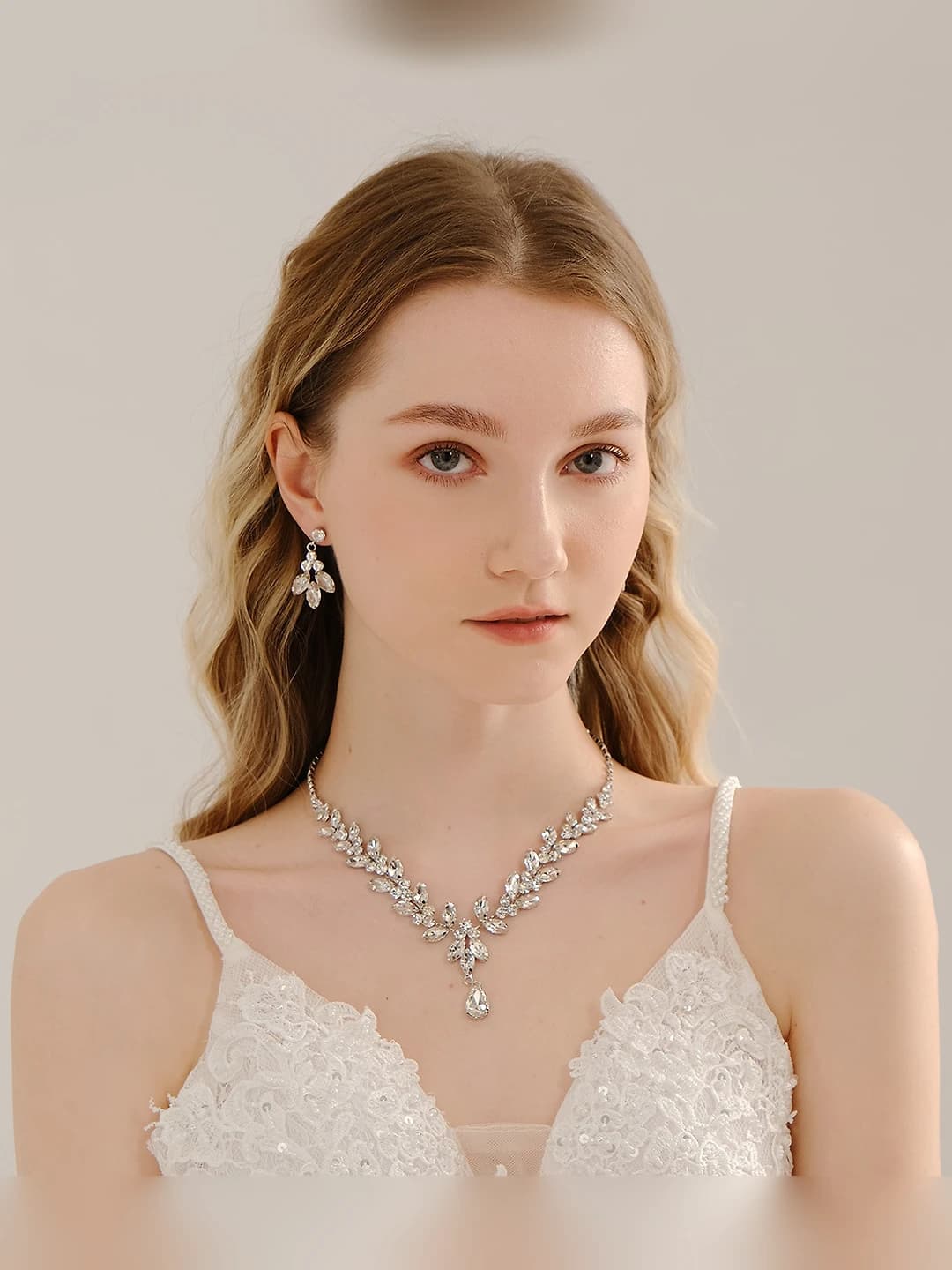 Women's rhinestone jewelry set with plant pattern: necklace and earrings