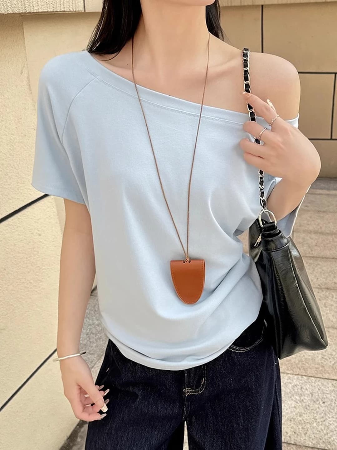 Ayollar uchun oq bir rangli kalta yengli off-shoulder futbolka, yoz, bo'sh (oversize) kesim, nozik ko'rsatadigan