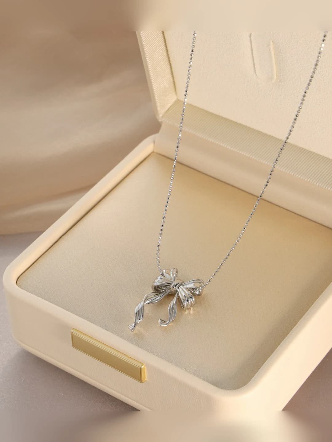 20# Bow necklace