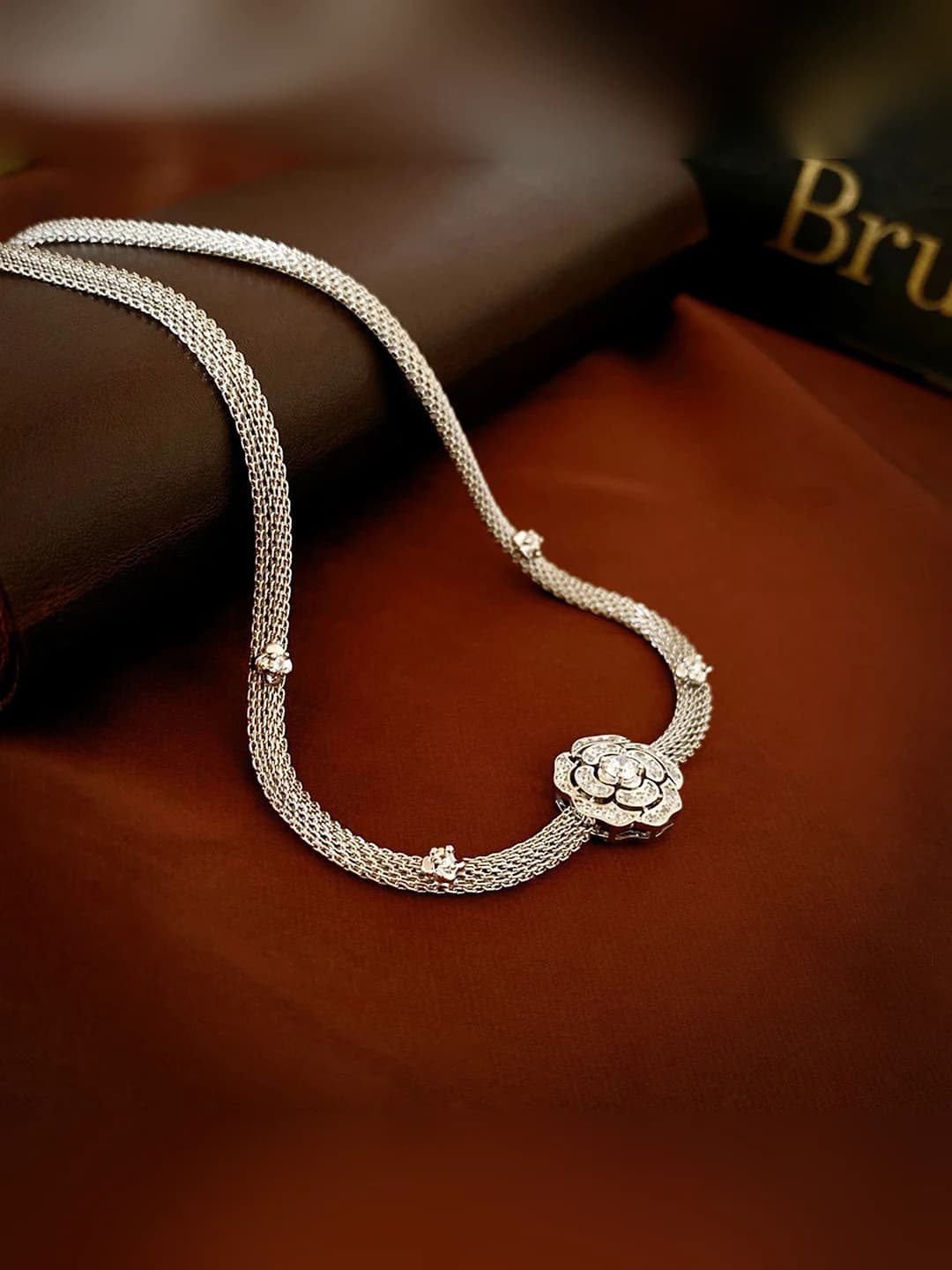Ayollar uchun retro uslubdagi zirkonli guli va ilon shaklidagi choker qo'ng'iroq zanjiri