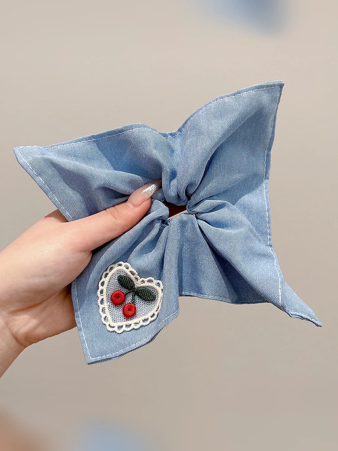 Ko'k shirinli kvadrat sharf soch to'ri