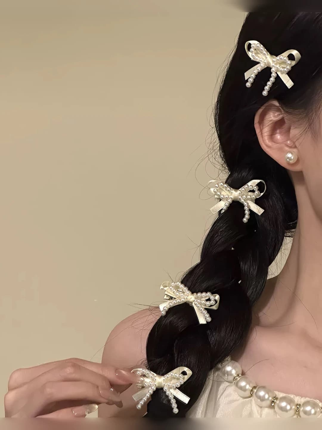 Beige pearl bow clip