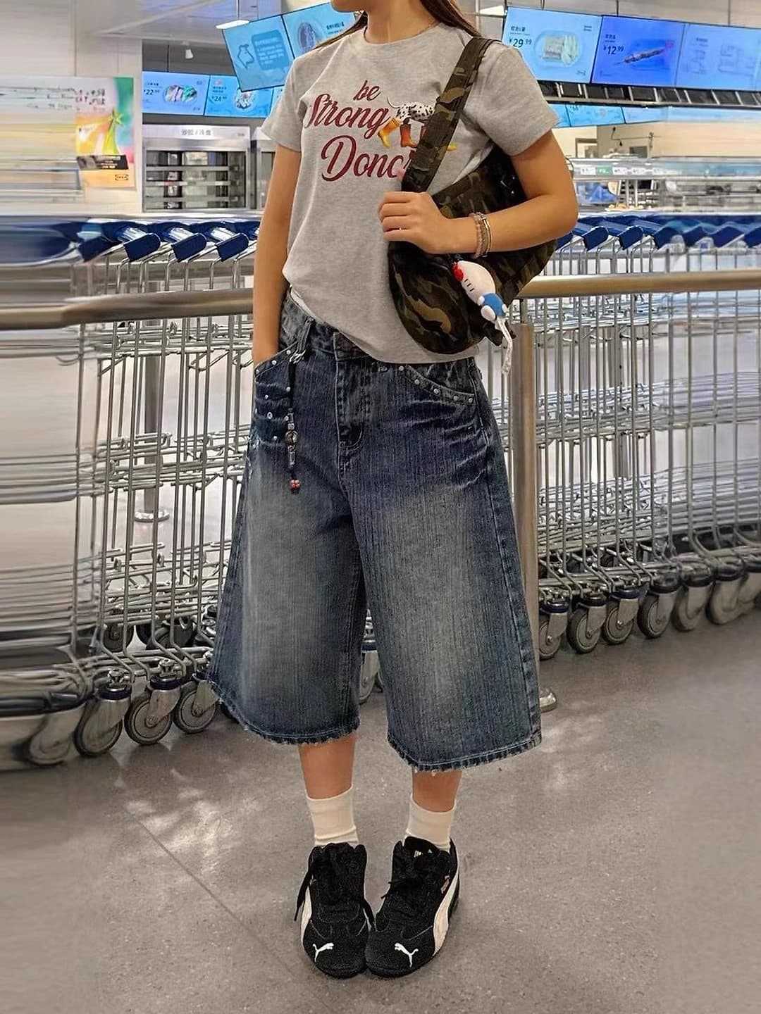 Ayollar uchun yozgi retro uslubdagi keng va klesh jinsi shimlar, baland bel, uch chorak shim, nozik ko'rsatadigan, bo'sh (oversize) kesim