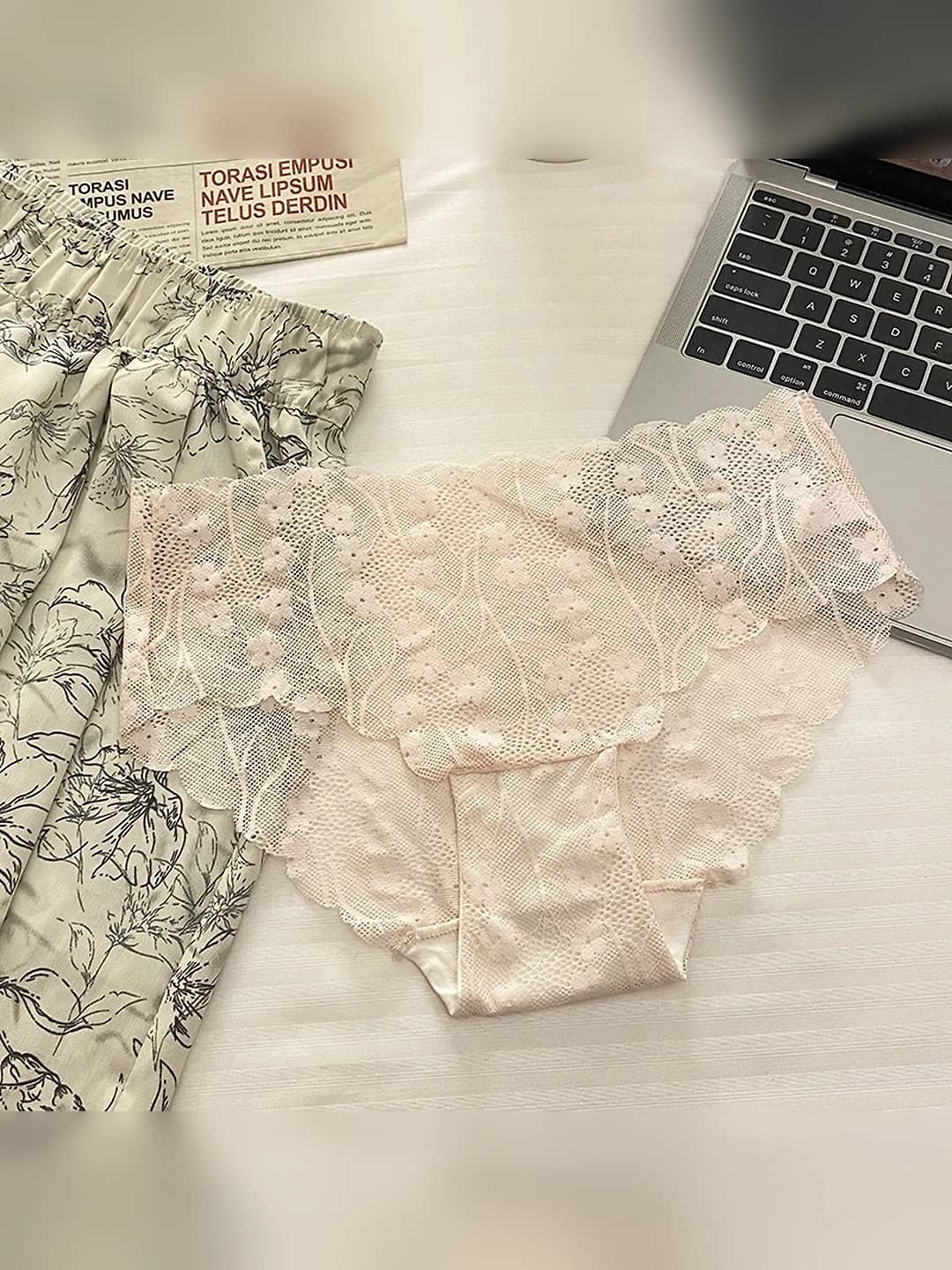 Women's lace briefs, low waist, seamless, breathable, quick-dry, hip-lifting, solid colour with floral pattern, all-season