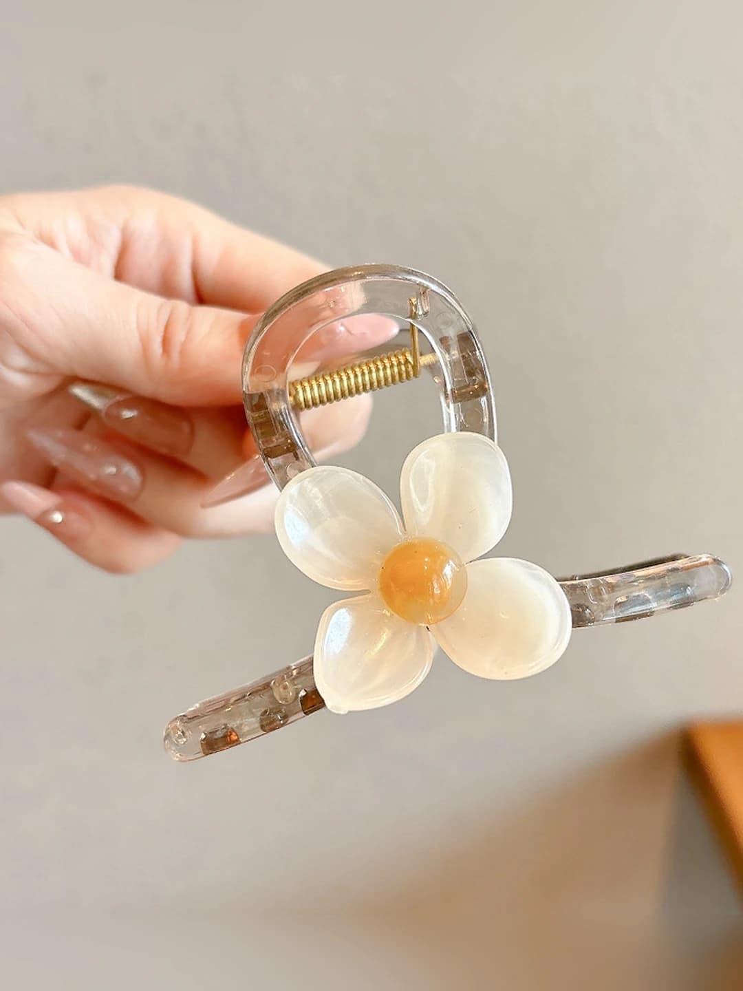 1# Beige 4-petal flower clip 8 cm