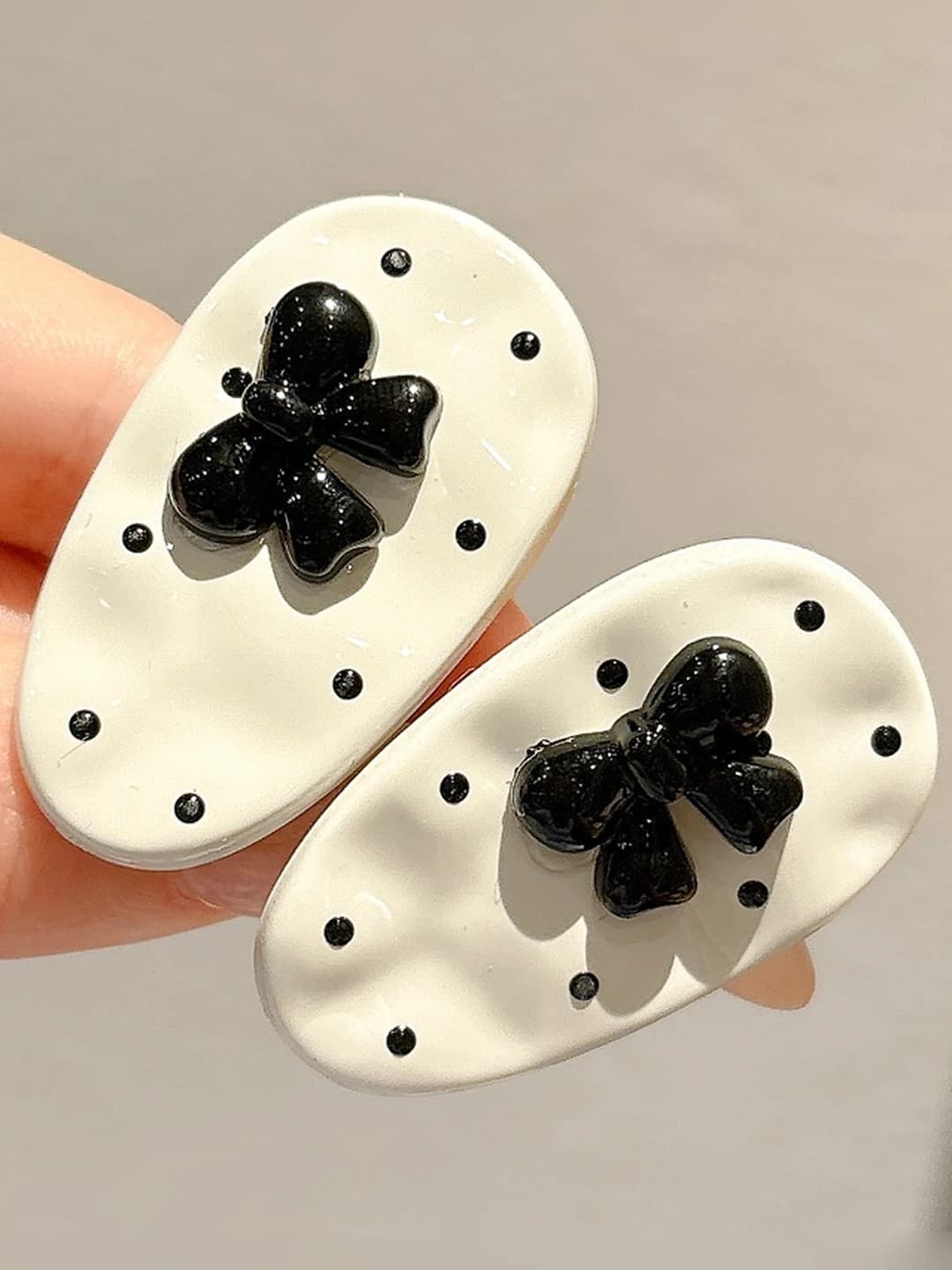 White clip, black bow 4 cm
